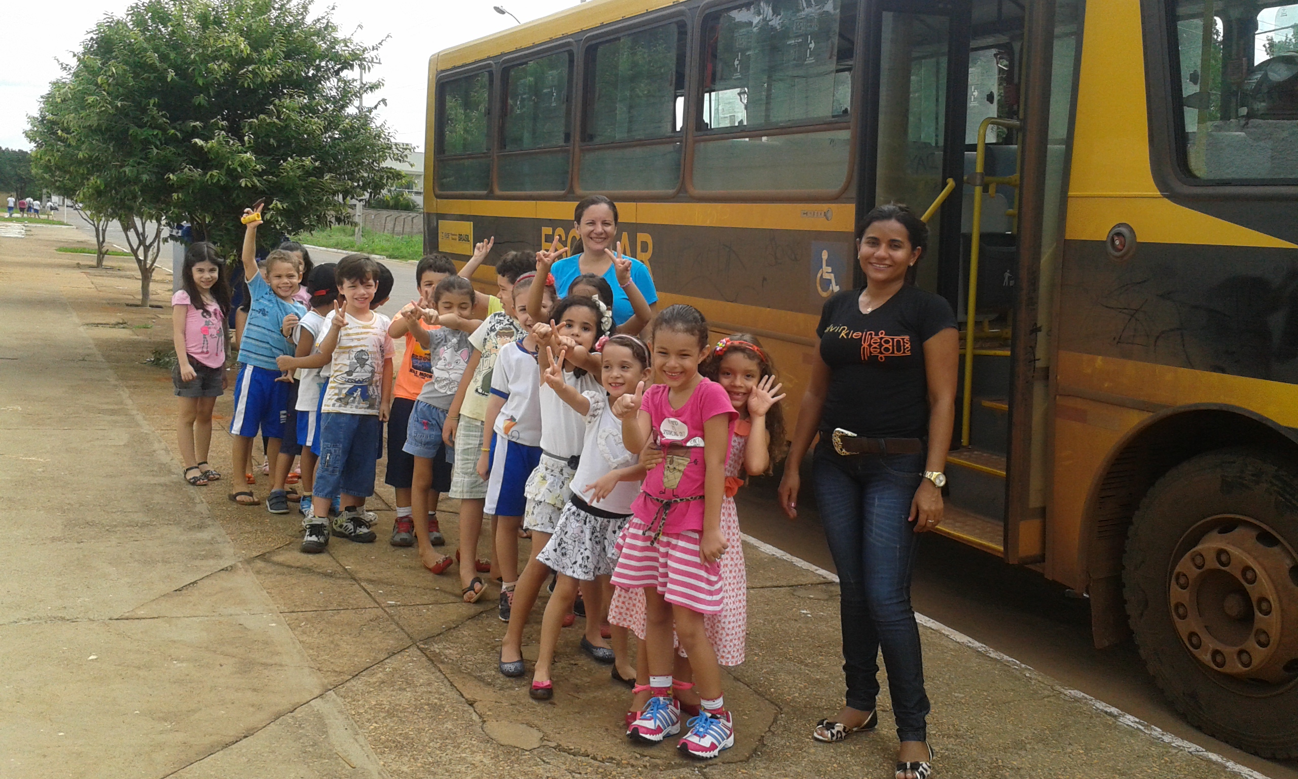 Alunos do CMEI Príncipes e Princesas visitam escolas em que irão estudar no próximo ano letivo