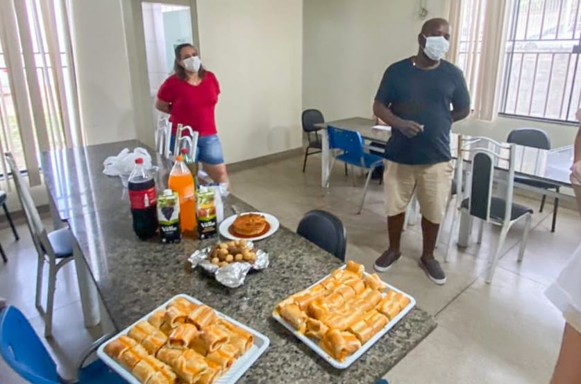 Paciente recuperado da Covid-19 homenageia trabalhadores da saúde na UPA Norte