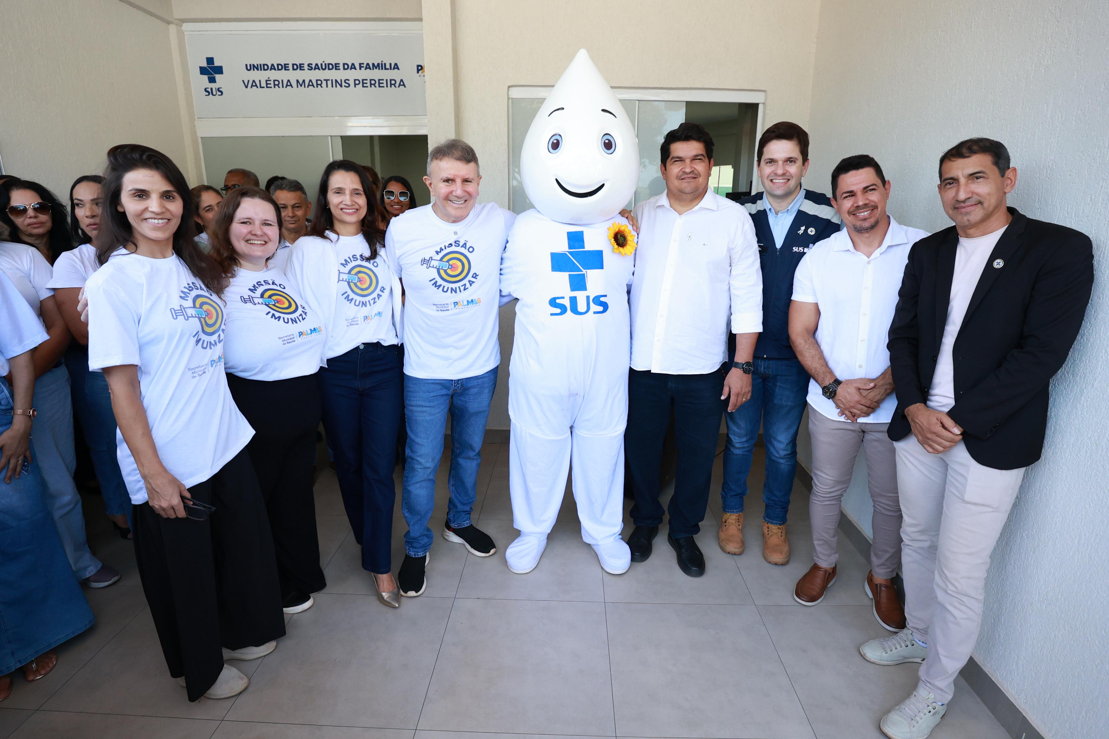 Prefeito Eduardo Siqueira durante ação do Dia D de vacinação contra o sarampo na USF Valéria Pereira Martins