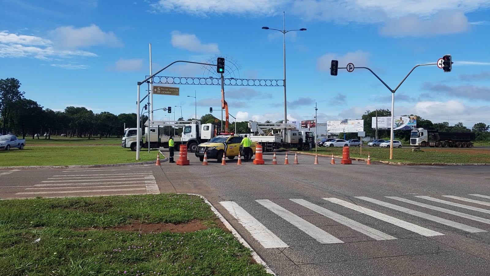 Cruzamento entre a Teotônio Segurado e a LO-19 é interditado para retirada de portais natalinos