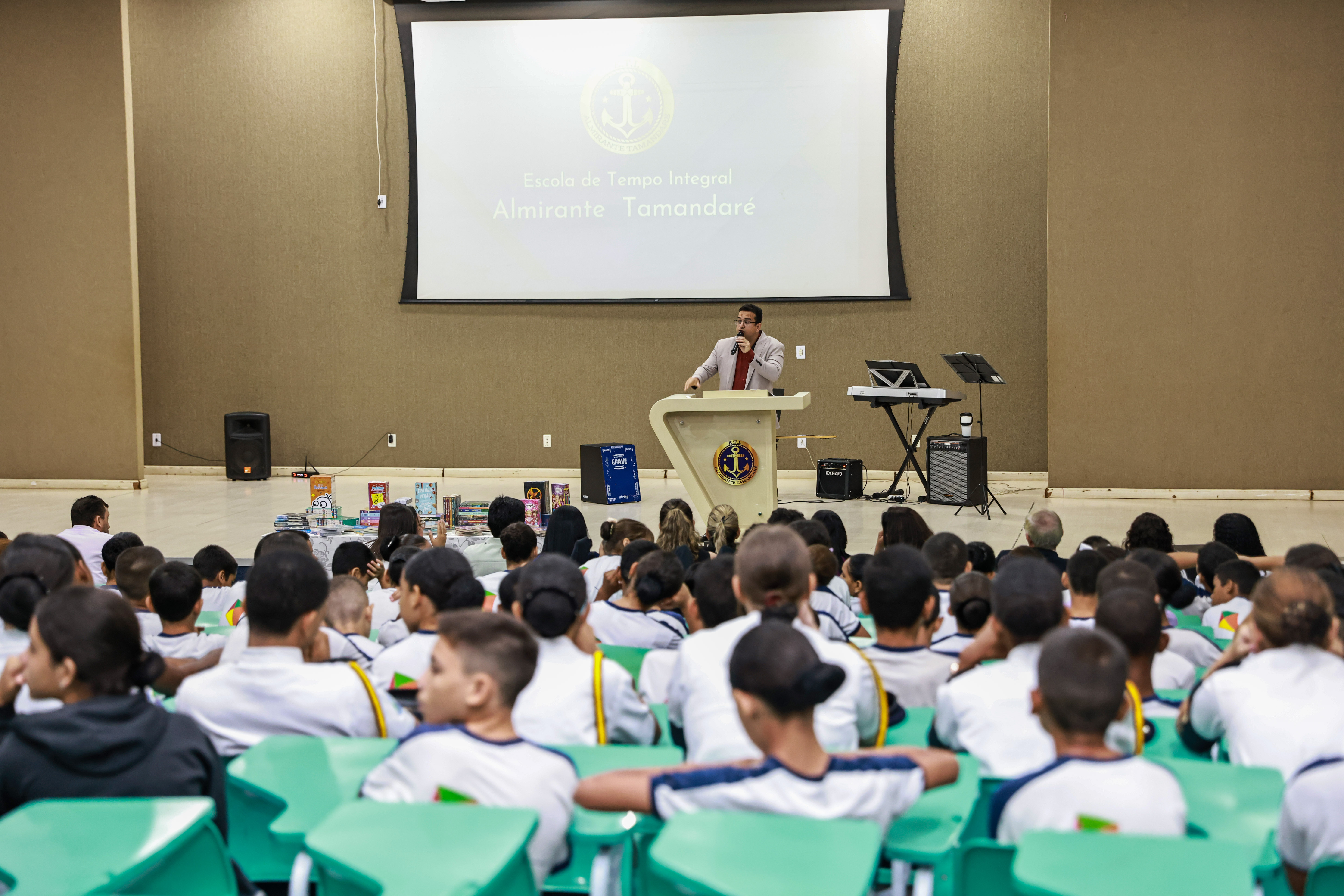 06/03/2025 - Entrega de livros didáticos para ETI Almirante Tamandaré.
Estive presente o representante do poder público Warley Marques.
Palmas TO
Foto: Edu Fortes
Na foto: Warley Marques