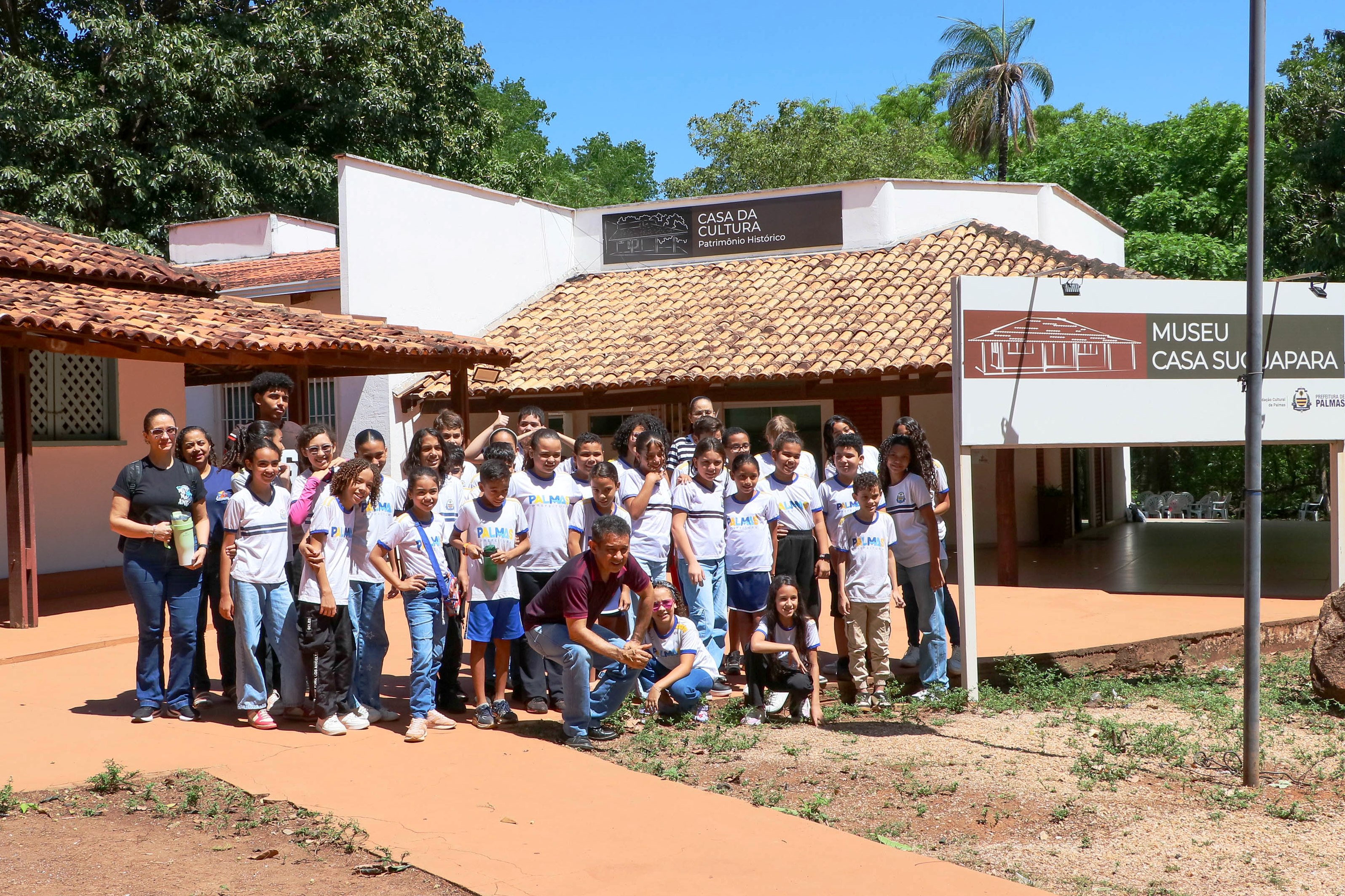 Os participantes desta edição do ‘Educação Patrimonial’ posaram para uma foto em frente ao Museu Casa Suçuapara Governador Siqueira Campos