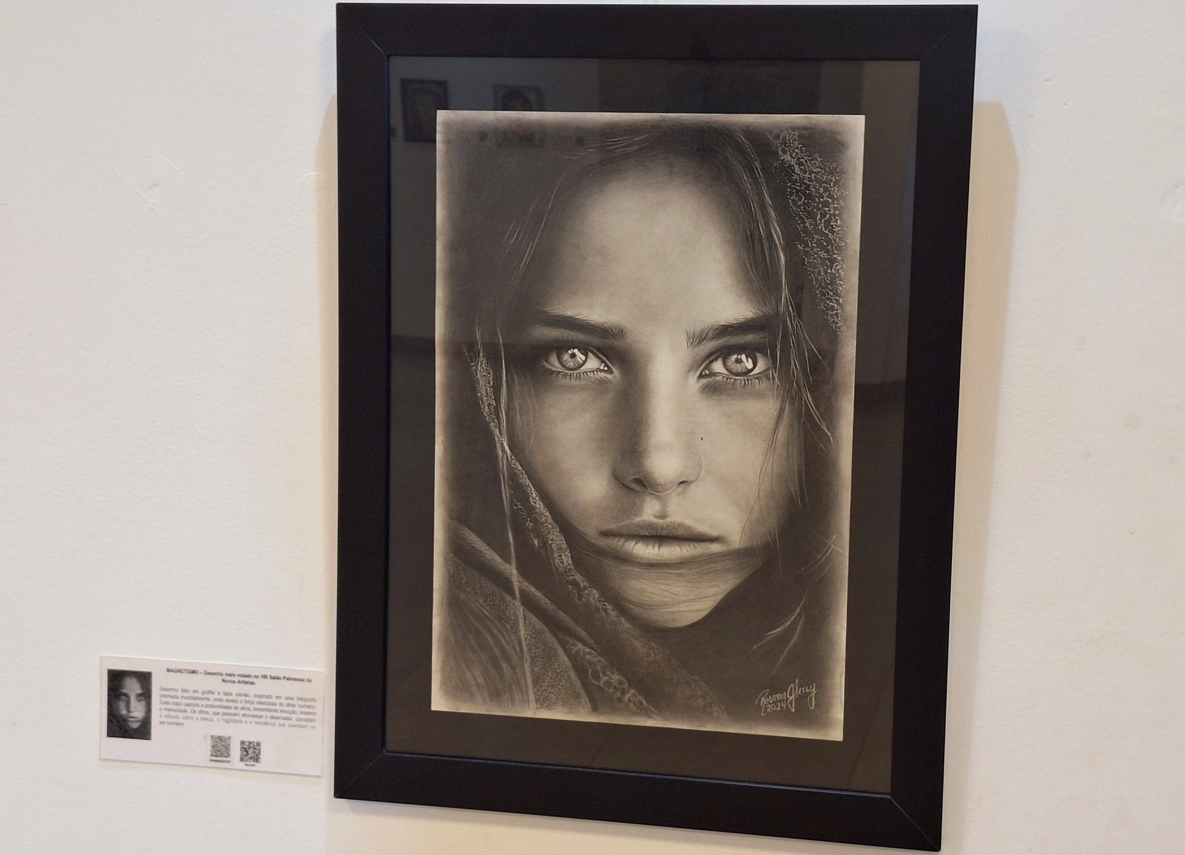 Segundo a própria artista, a ‘Magnetismo’, obra que a levou ao prêmio e que se encontra na atual exposição, foi inspirada no trabalho do fotógrafo norte-americano Steve McCurry