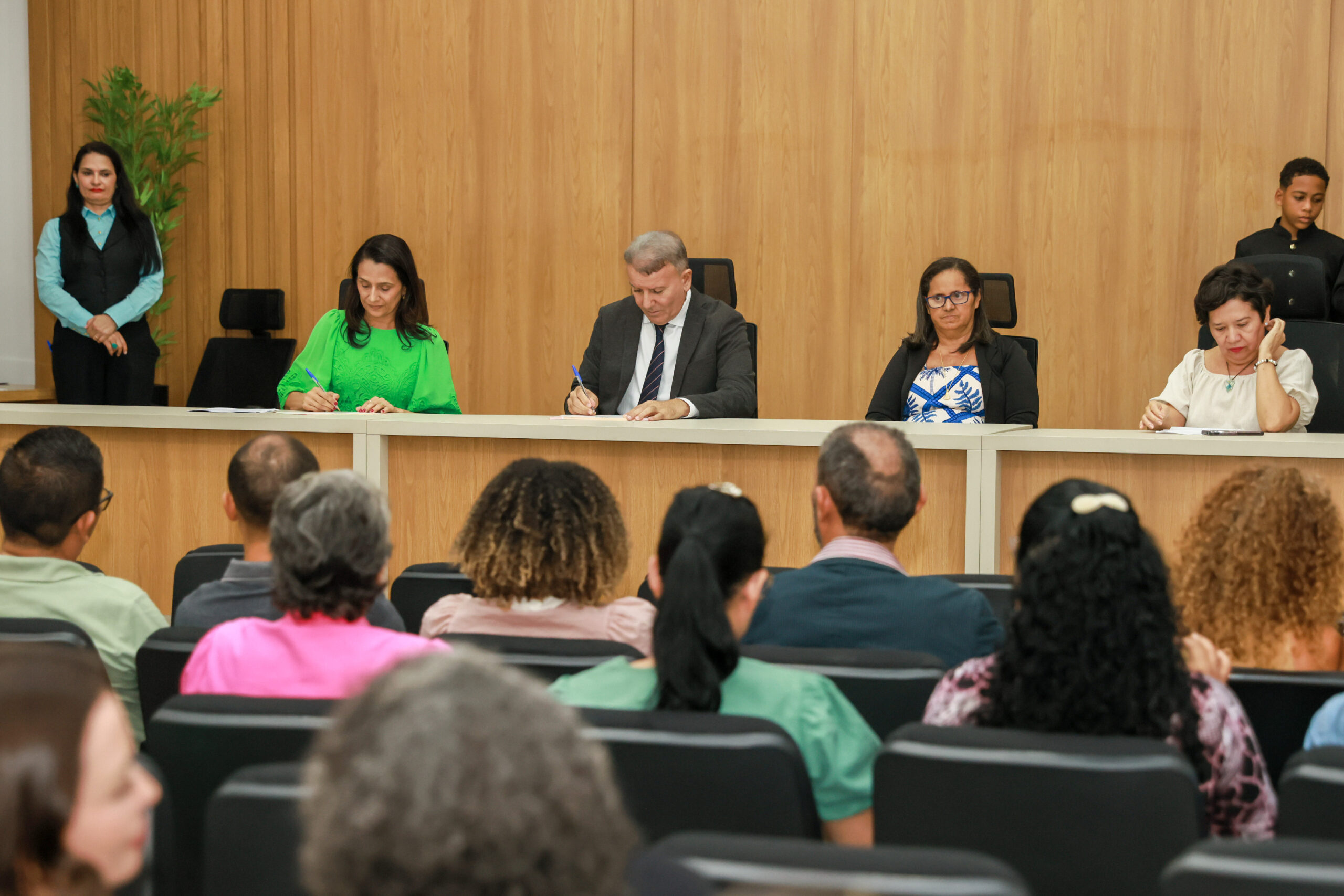 Prefeito Eduardo Siqueira Campos empossa novos membros do Conselho Municipal de Assistência Social