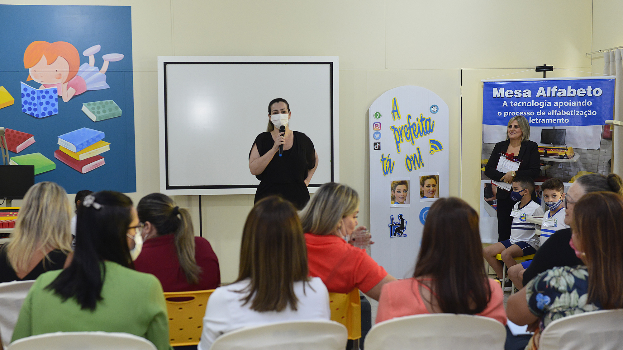 Rede municipal de ensino recebe mesas educacionais que auxiliam na alfabetização dos alunos