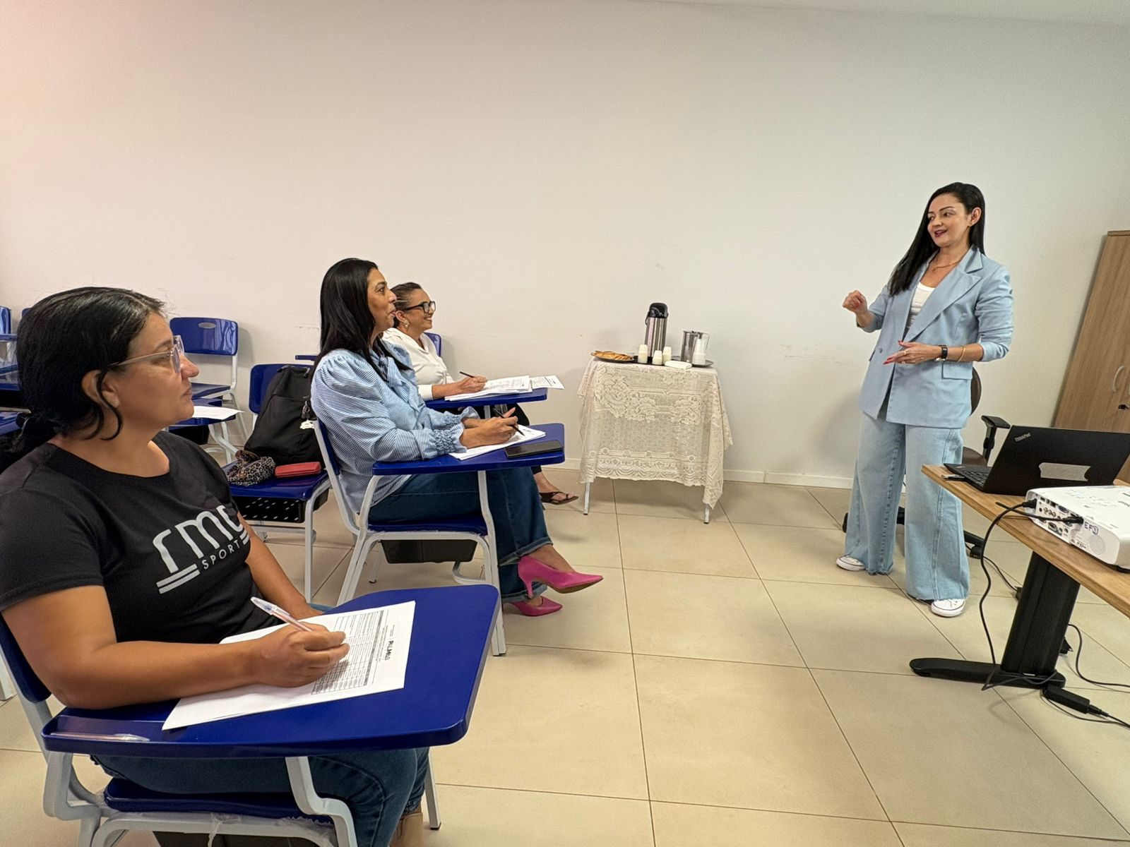 A educadora Christina Dayane Aires (à dir.) acredita que a realização do processo de escolha do gestor escolar fortalece o trabalho da educação