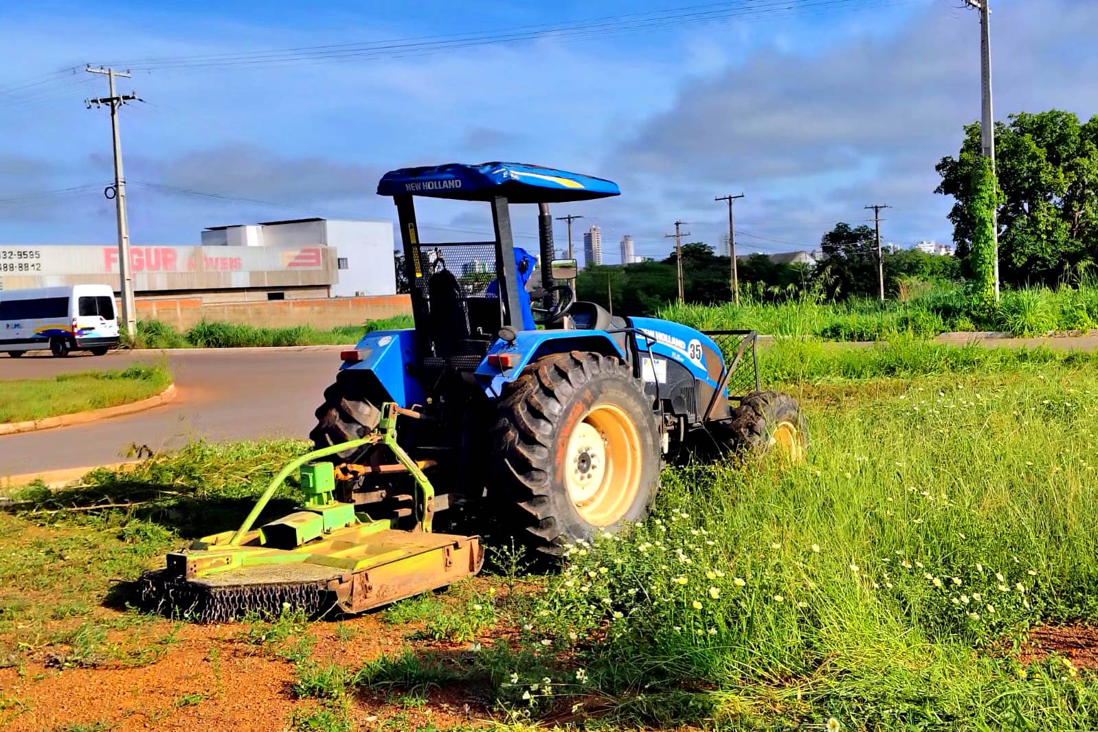 Roçagem com o auxílio de trator aconteceu na ASR-SE 55 (512 Sul), região industrial de Palmas