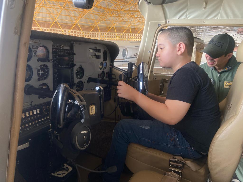 Aluno autista da Escola Municipal Estevão de Castro realiza sonho de conhecer aeronave