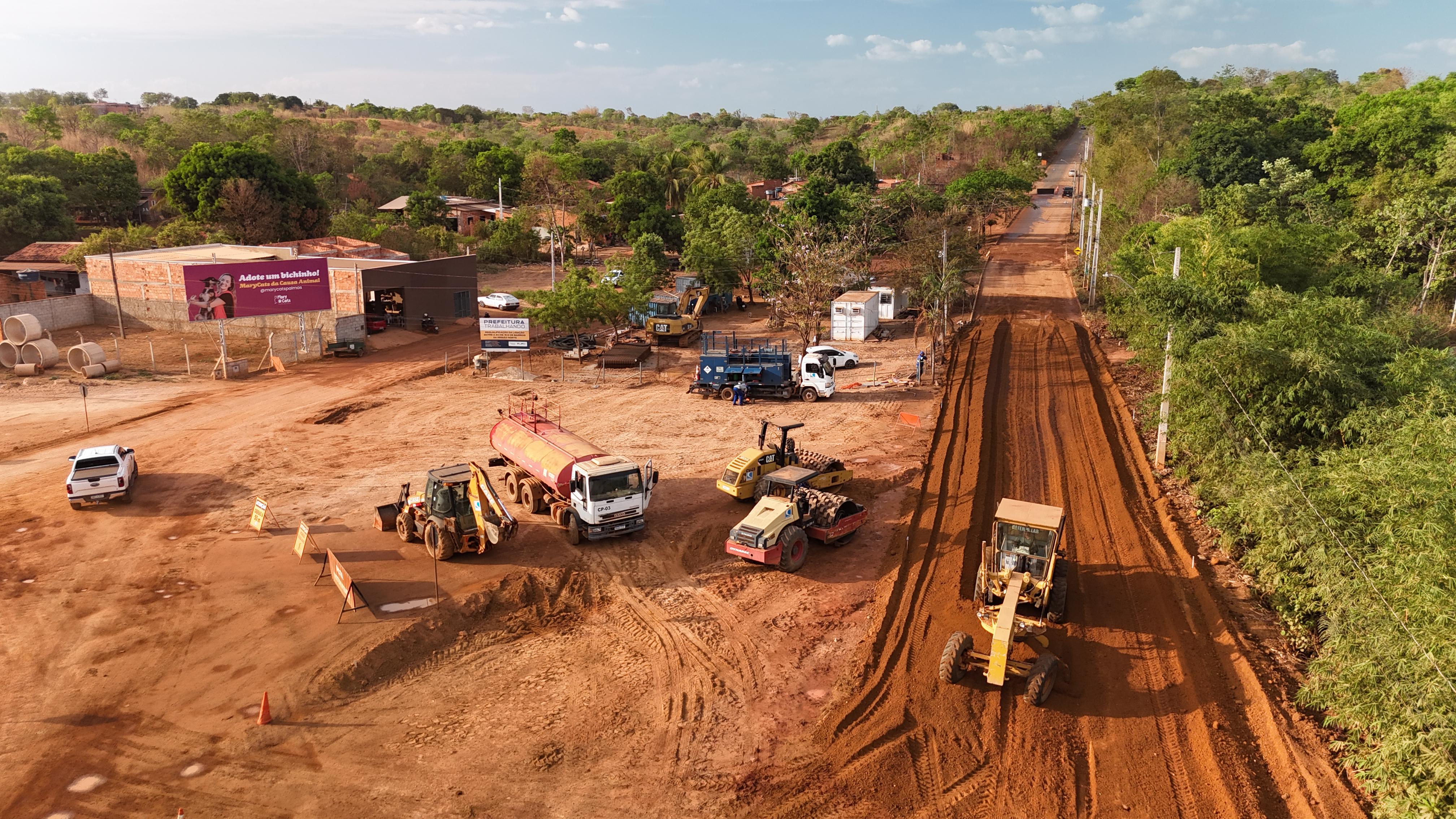 Construção do trajeto da via que permitirá a liberação do fluxo em ambos os sentidos da avenida 