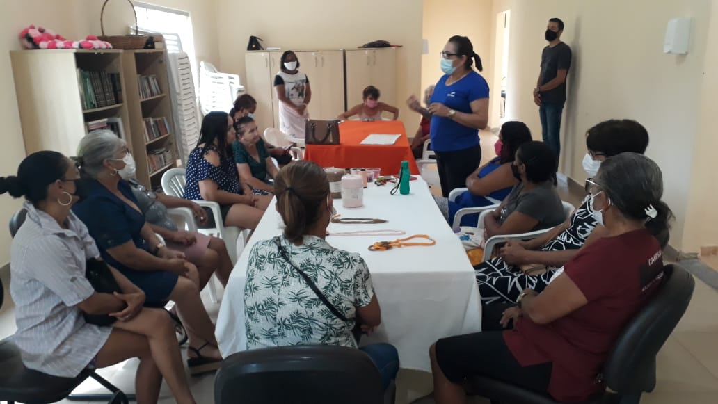 Beneficiárias do Cras Karajá ll participam de oficina para adquirir renda extra