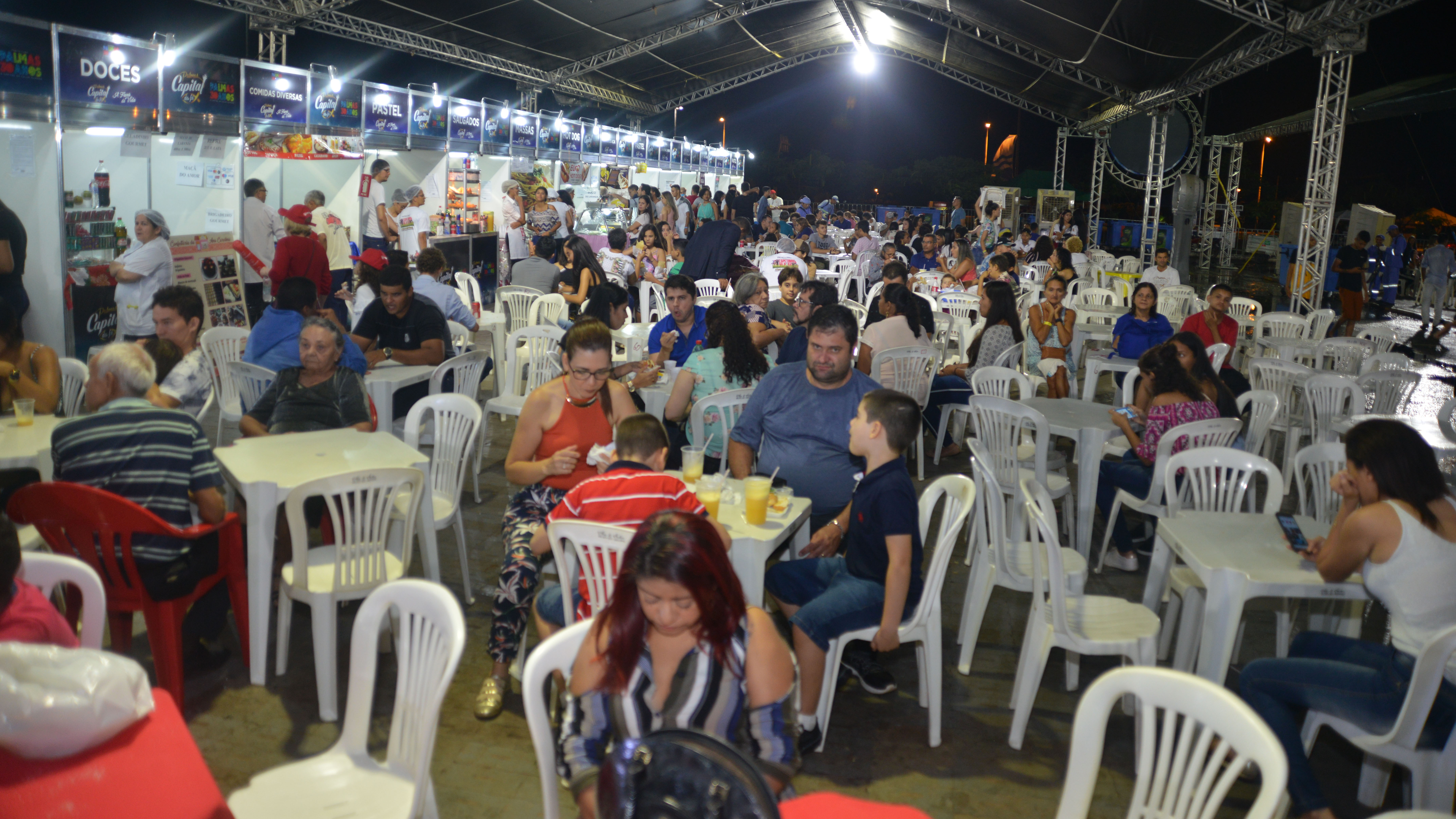 Variedade de cardápios e estrutura mais protegida agradam clientes da Vila Gastronômica no Capital da Fé