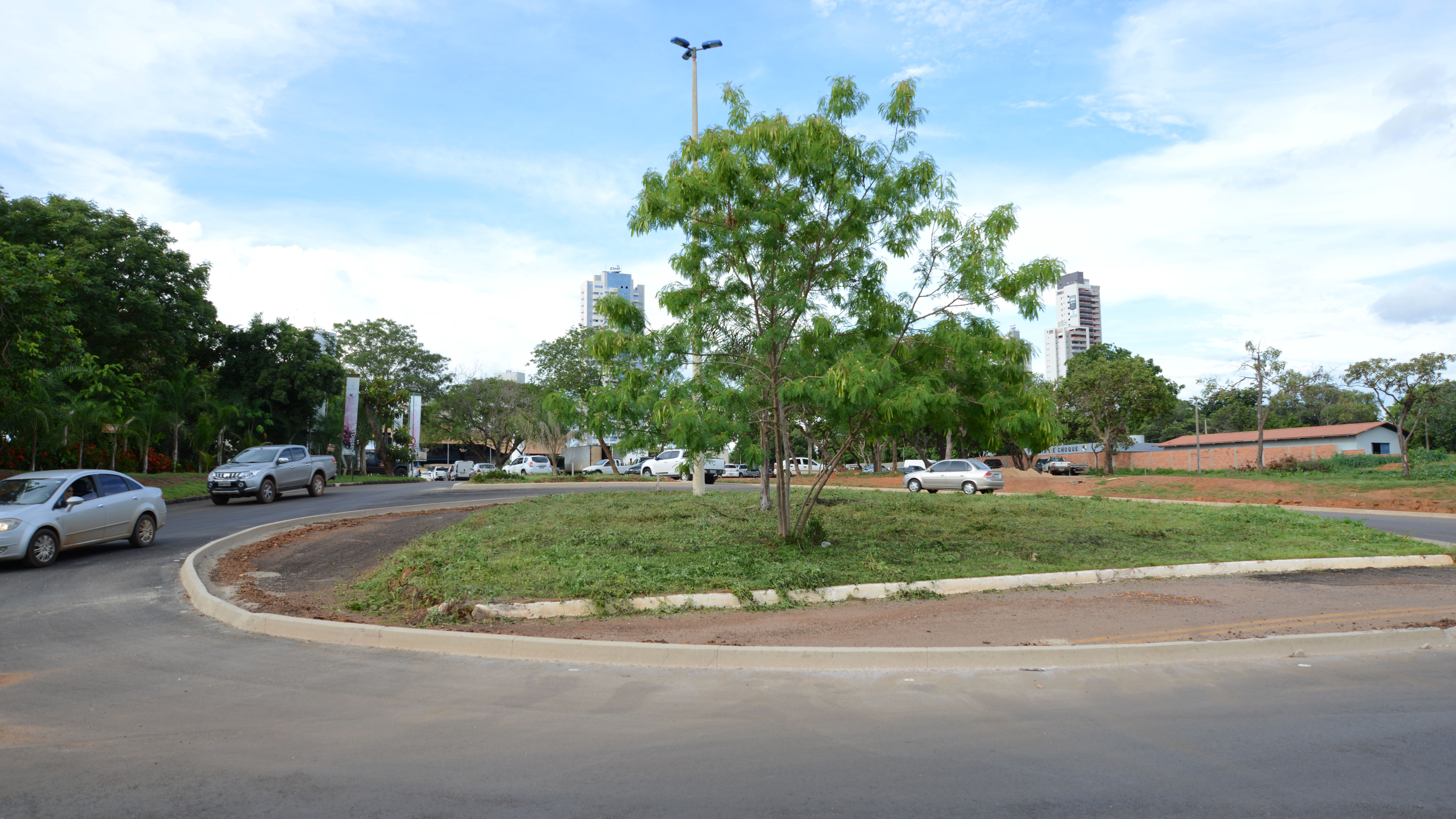 Rotatória que dá acesso ao estacionamento da feira da 304 Sul é executada para melhor atender aos usuários