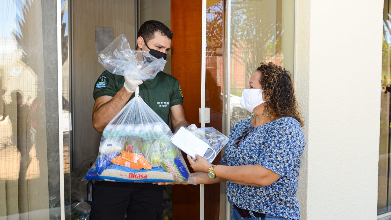 Famílias de alunos da rede municipal de ensino começam a receber os kits de alimentos e máscaras de proteção