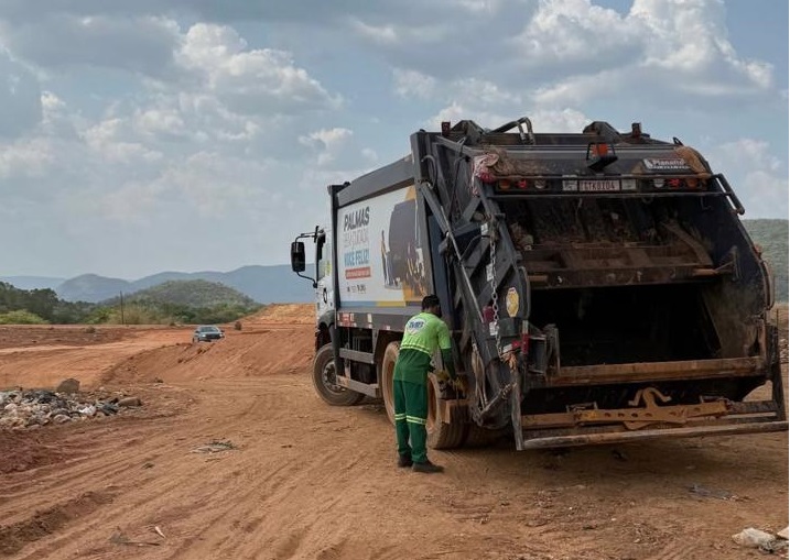 Lixo é descartado no Aterro Sanitário de Palmas, onde é compactado e coberto