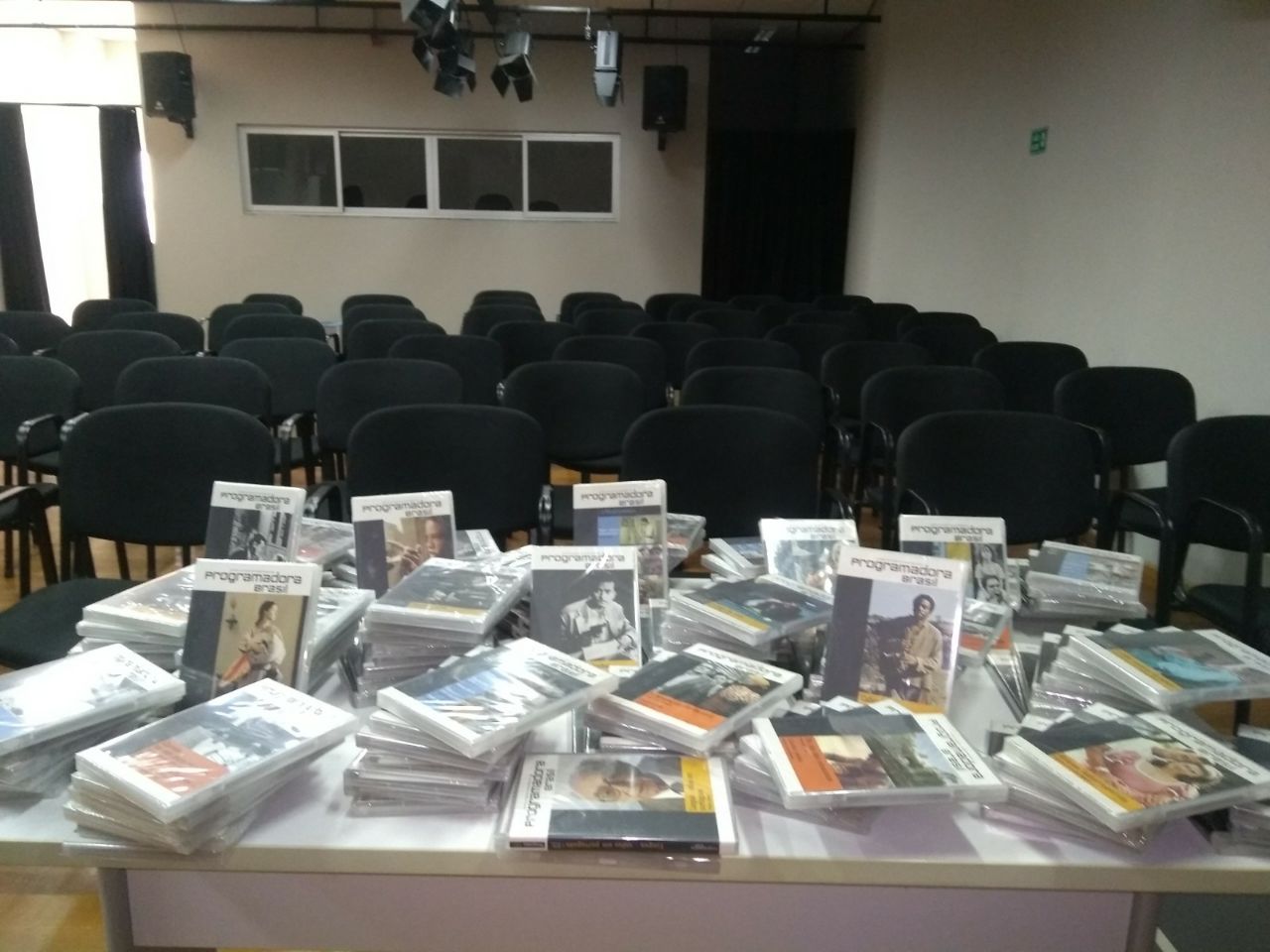 Projeto Programadora Brasil doa kit com mais de 260 filmes brasileiros ao Centro de Artes e Esportes Unificados