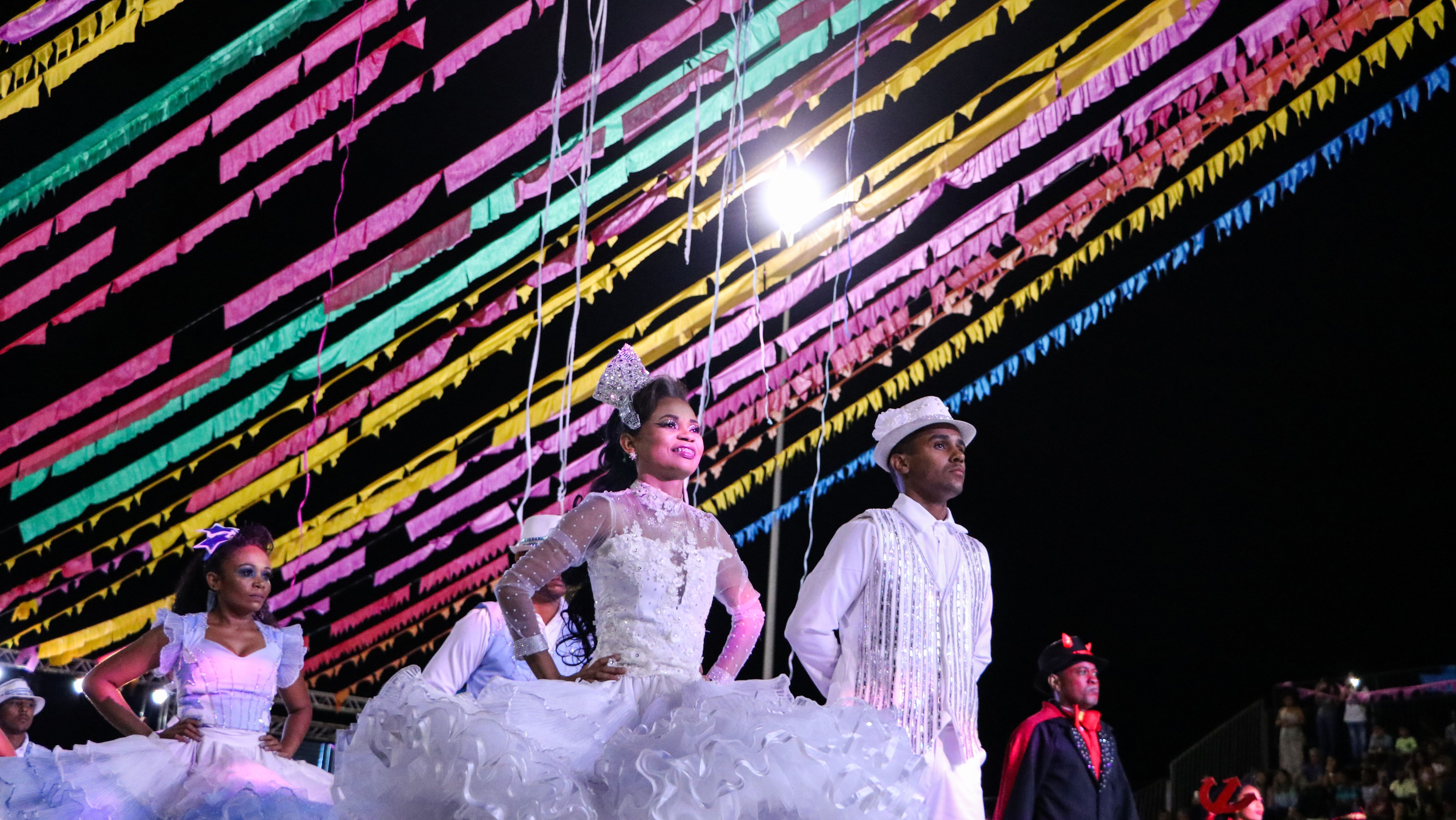 Homenagens e reflexões marcam performances de quadrilhas do grupo de acesso