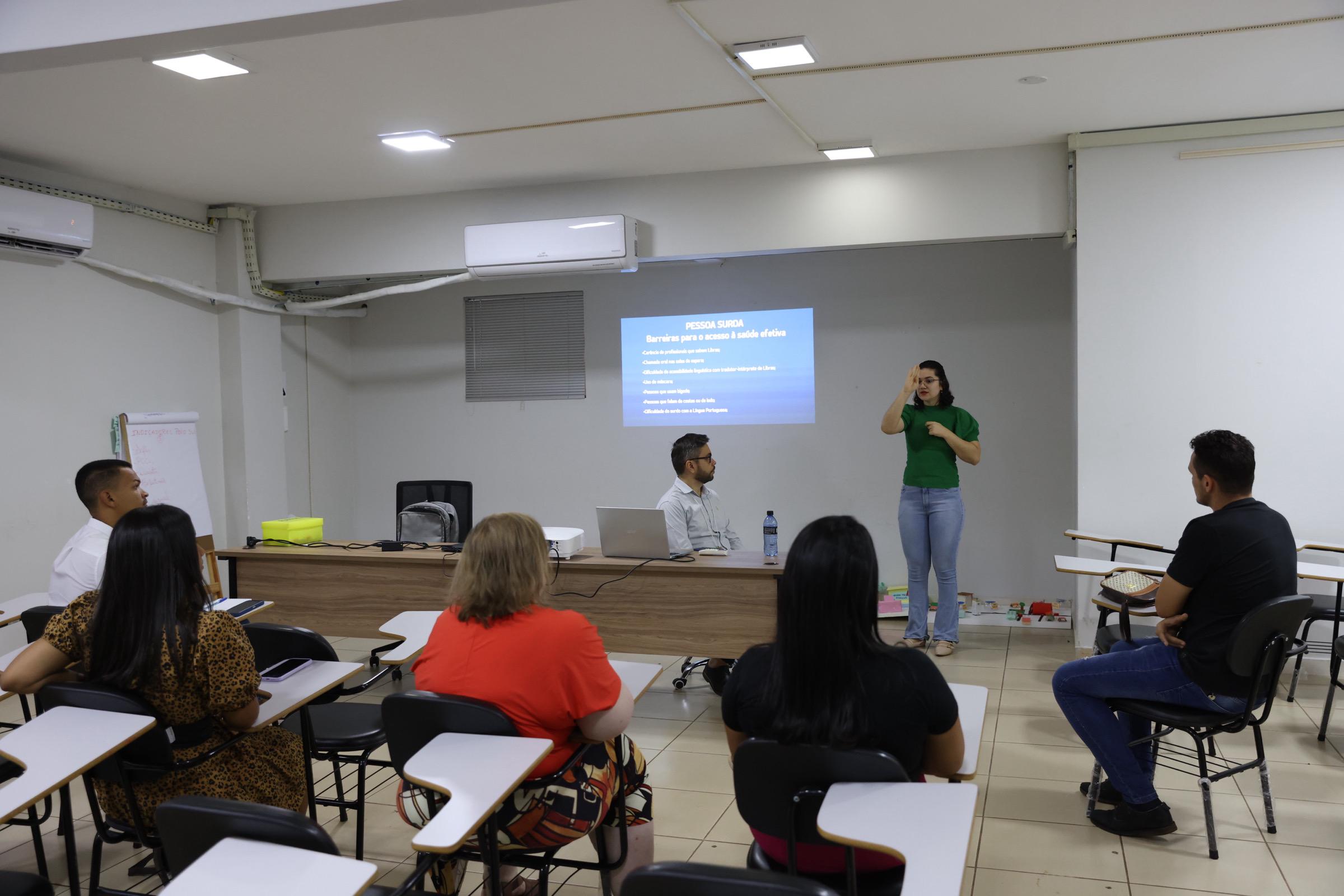 Oficina de Libras e Atendimento Humanizado na Saúde capacita servidores do SUS de Palmas