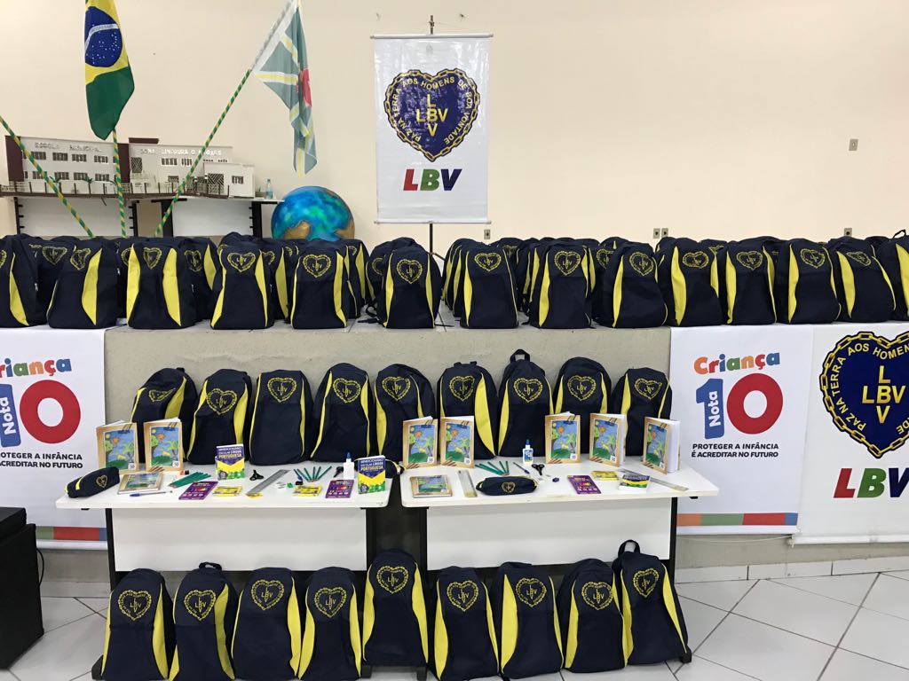 Alunos de escola de campo de Taquaruçu recebem kits escolares nesta quinta, 22
