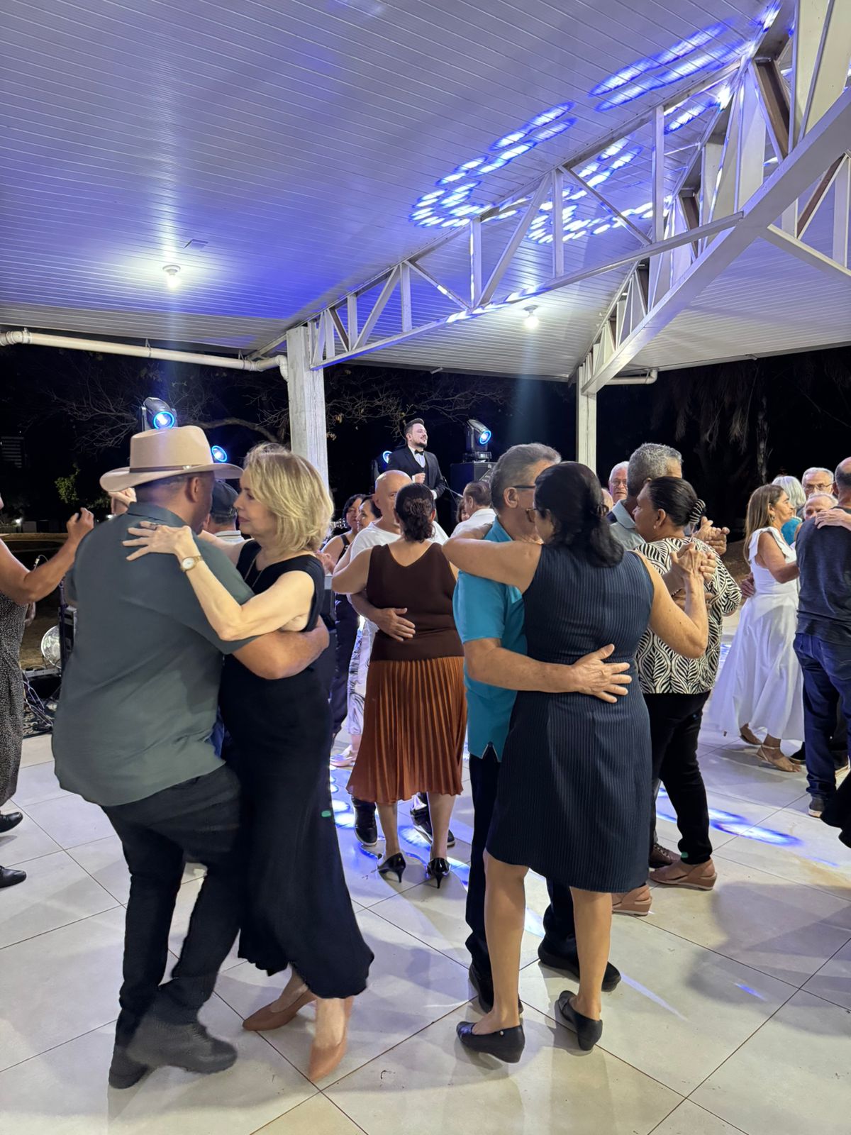 Ao som de boleros antigos os alunos se emocionaram na pista de dança
