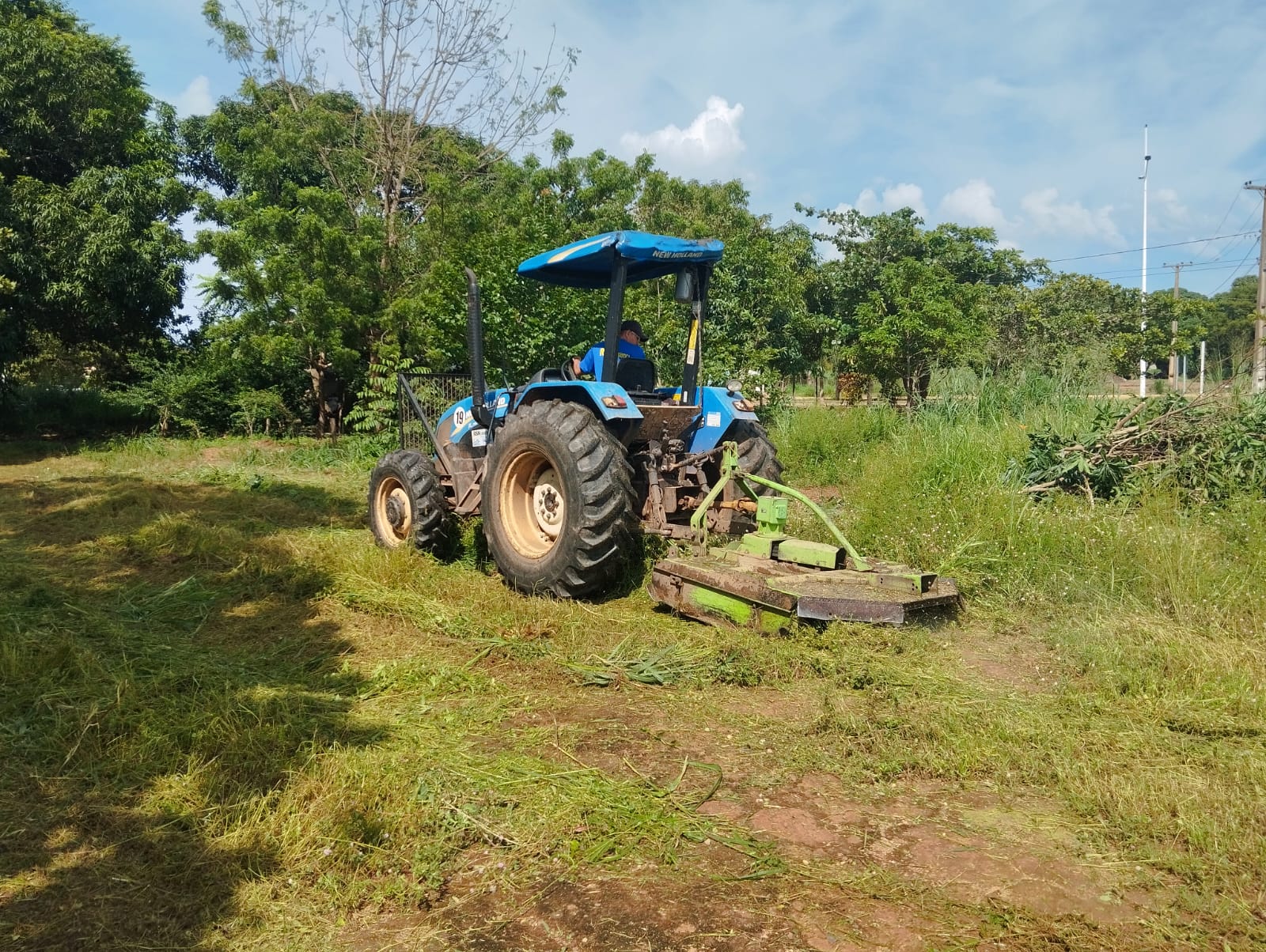 Roçagem com trator na Arno 71 (603 norte)