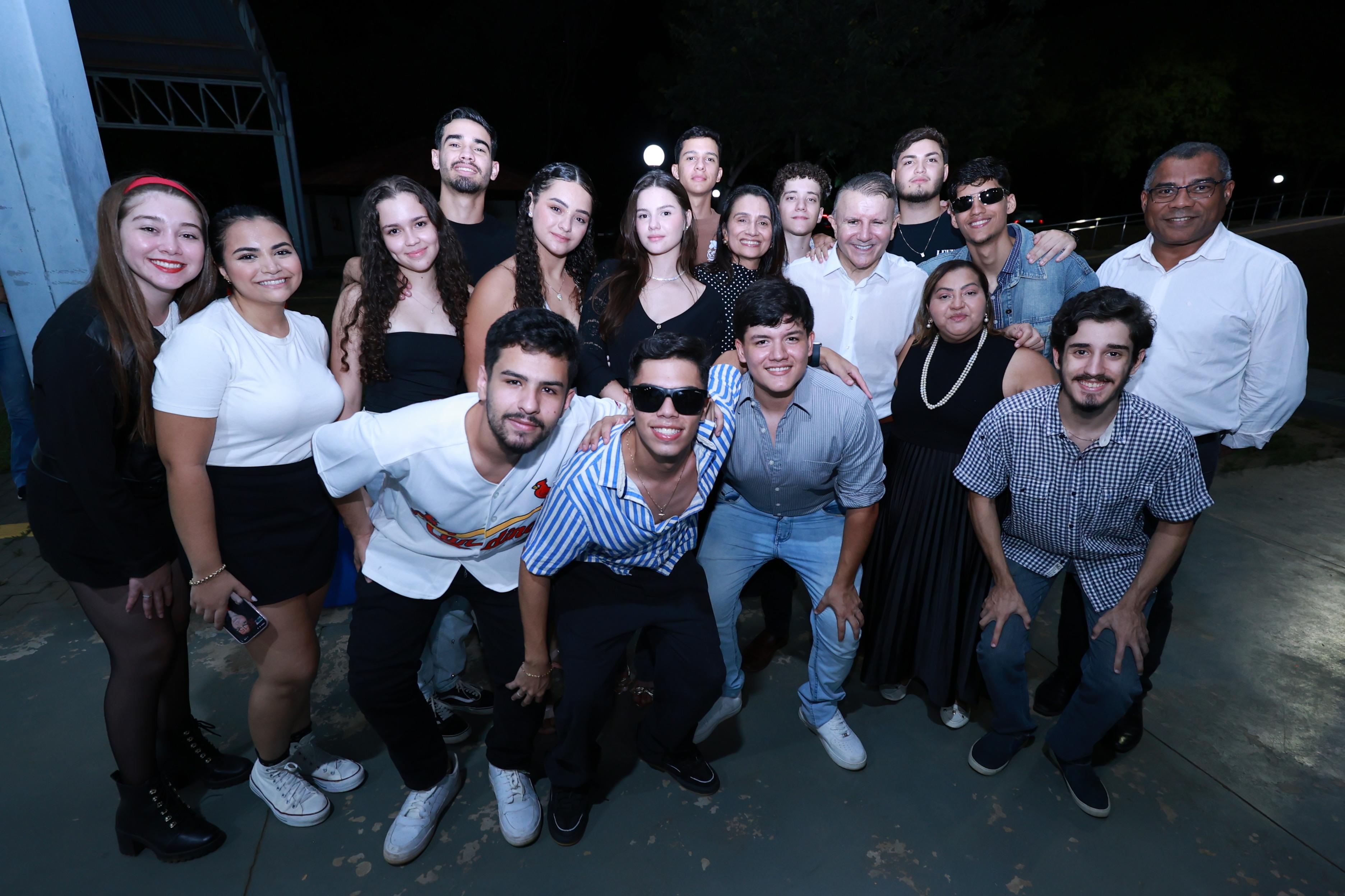 Estudantes de odontologia da Afya que aplicaram projeto de Extensão no Parque da Pessoa Idosa de Palmas também apoiaram a realização do Baile Anos 60