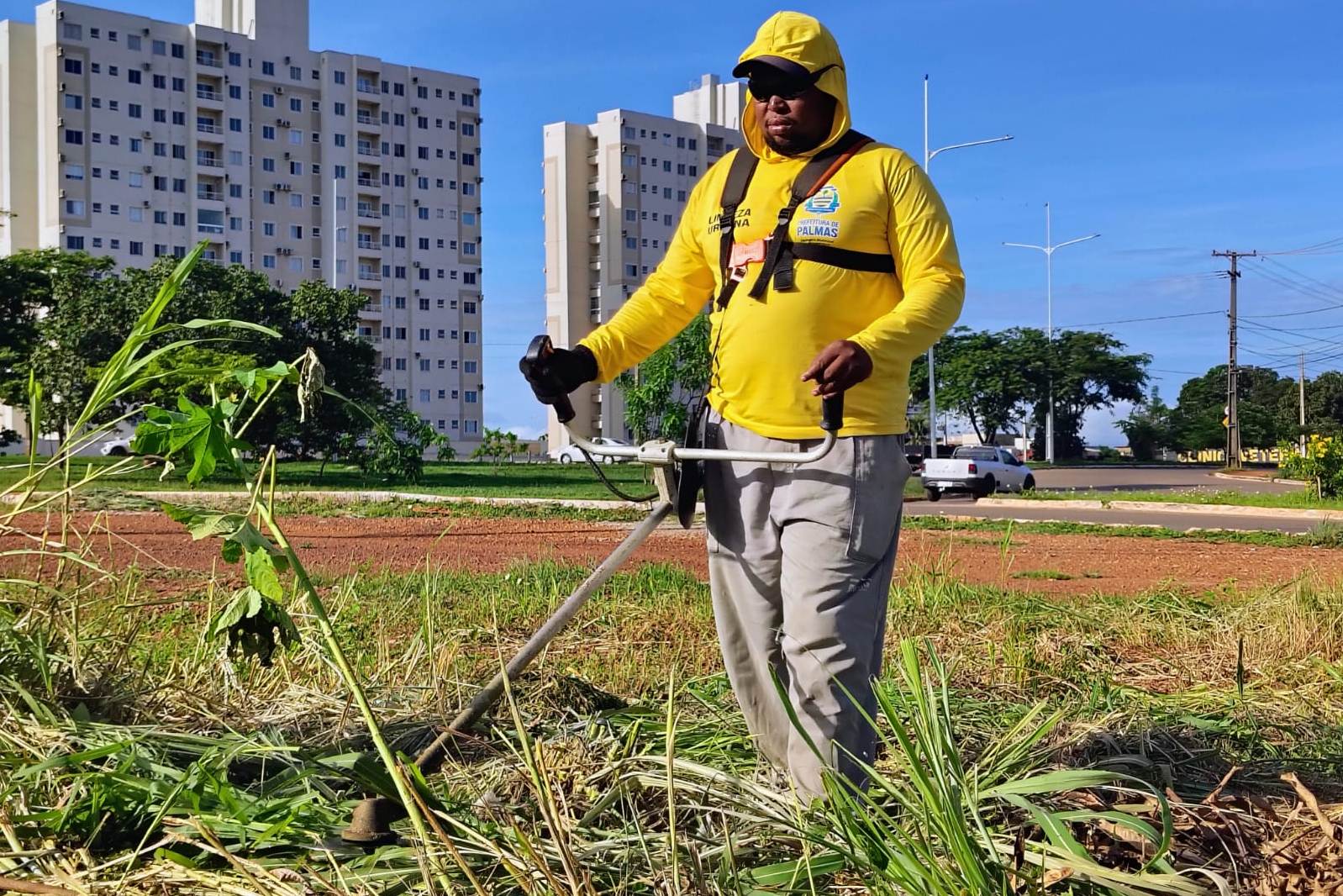 Prefeitura intensifica roçagem em vias, praças e canteiros de Palmas