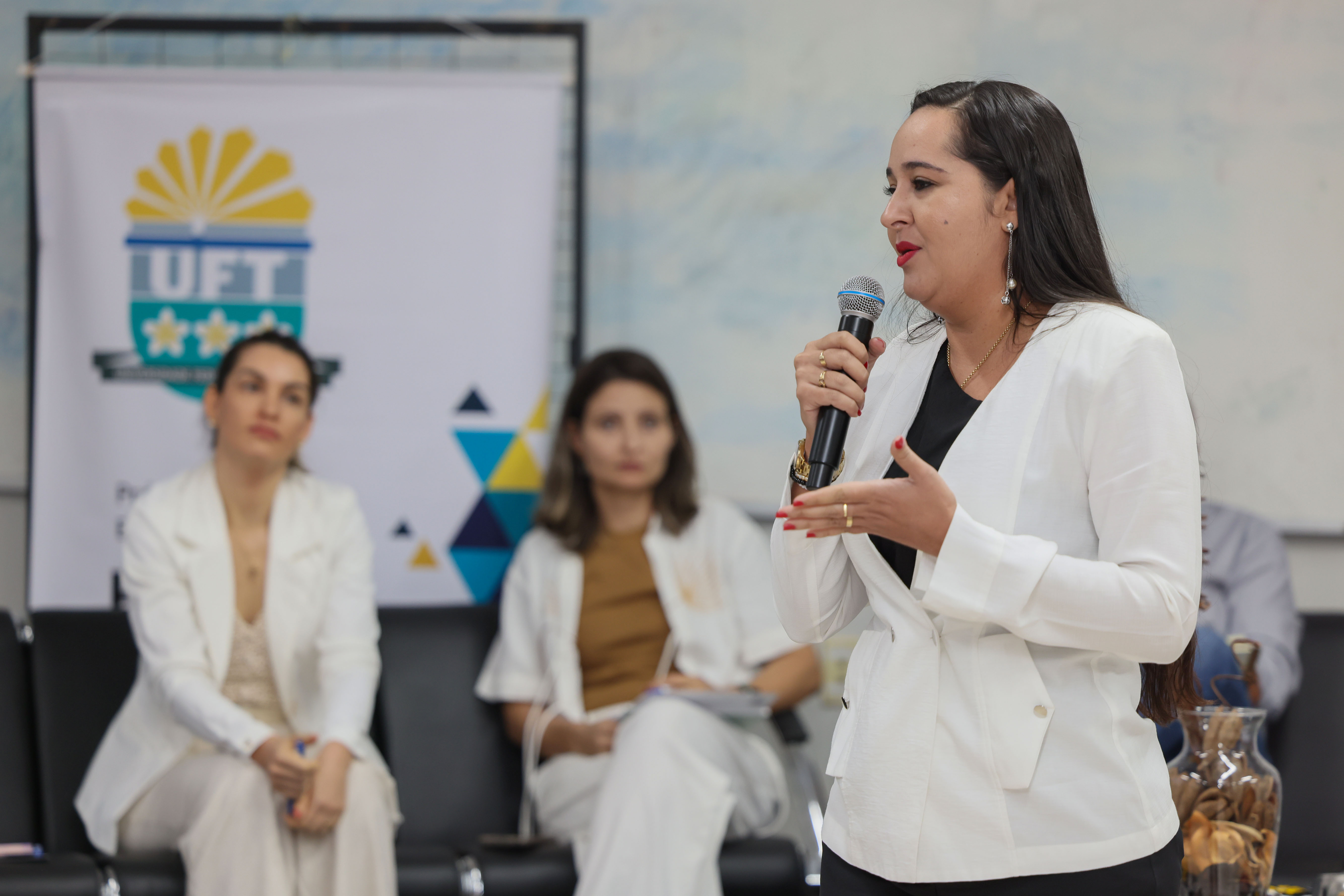 A superintendente de Proteção Social Especial, Marlucy Albuquerque, conduziu o painel sobre as ações do munícipio voltadas para a população em situação de rua