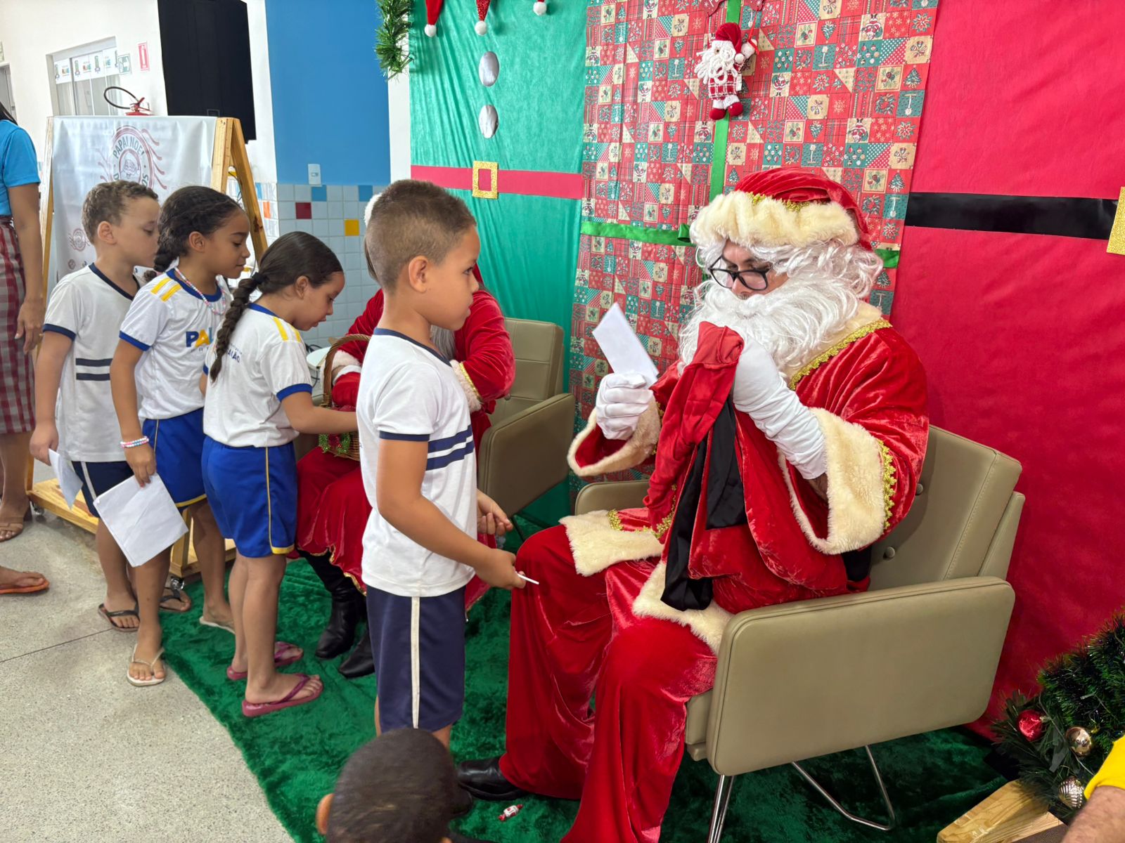 As cartas escritas pelas crianças são disponibilizadas para adoção no site oficial da campanha ou em pontos físicos previamente organizados