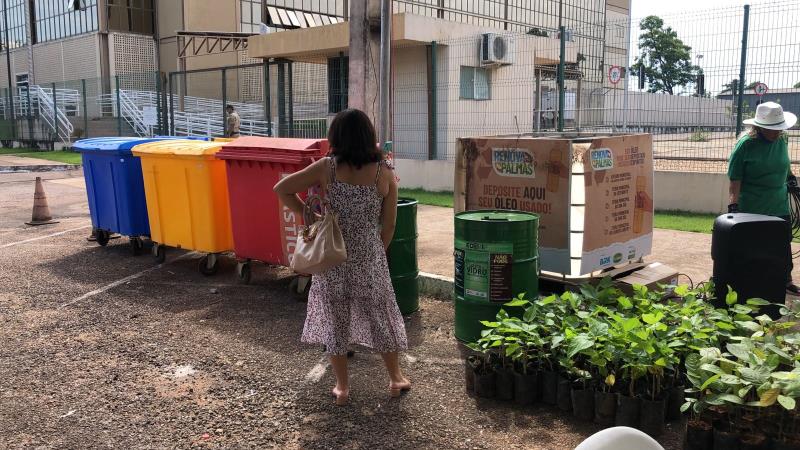 Prefeitura de Palmas entrega mudas de árvores durante 'Drive-Thru de Coleta Seletiva'
