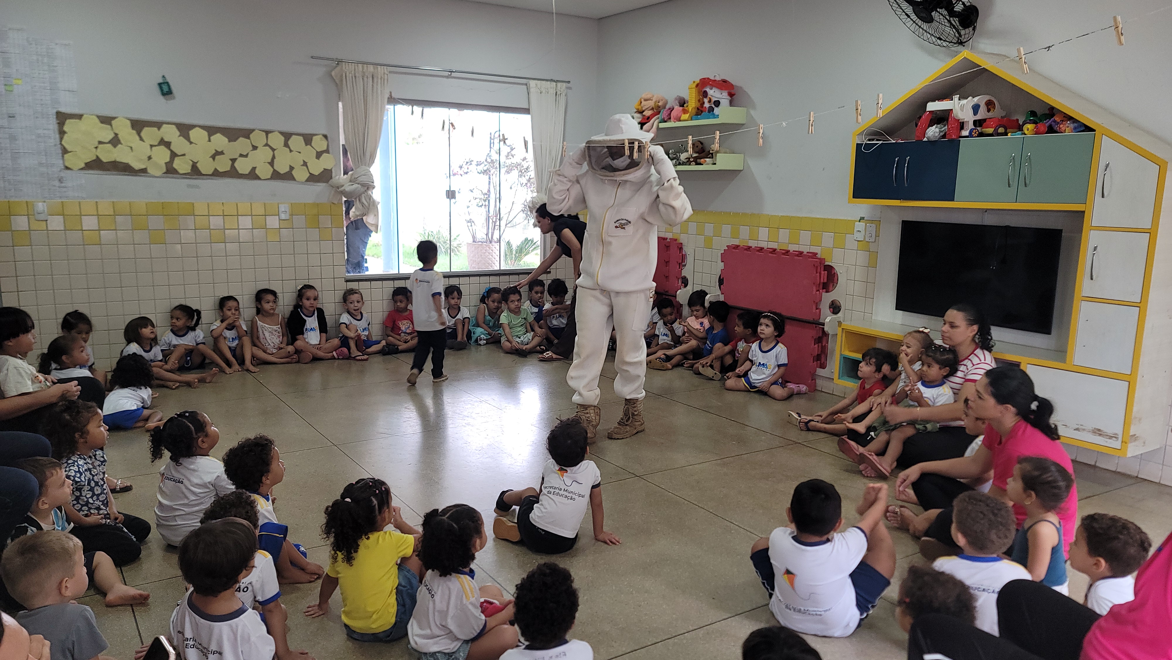 O apicultor mostrou a roupa que usa para lidar com as abelhas com ferrões