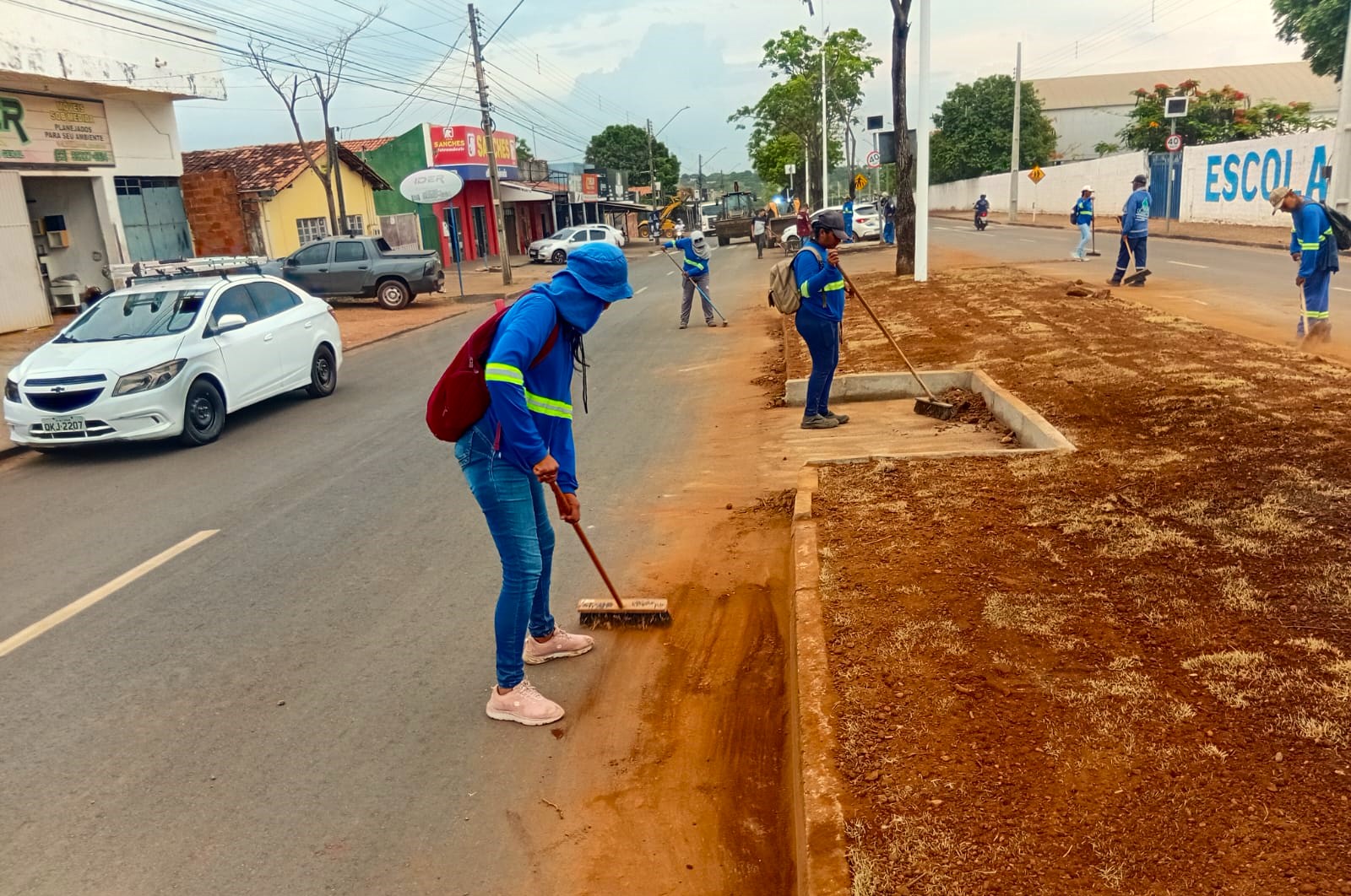 Ainda no Aureny II, trabalhadores fizeram a varrição e remoção de terra da via