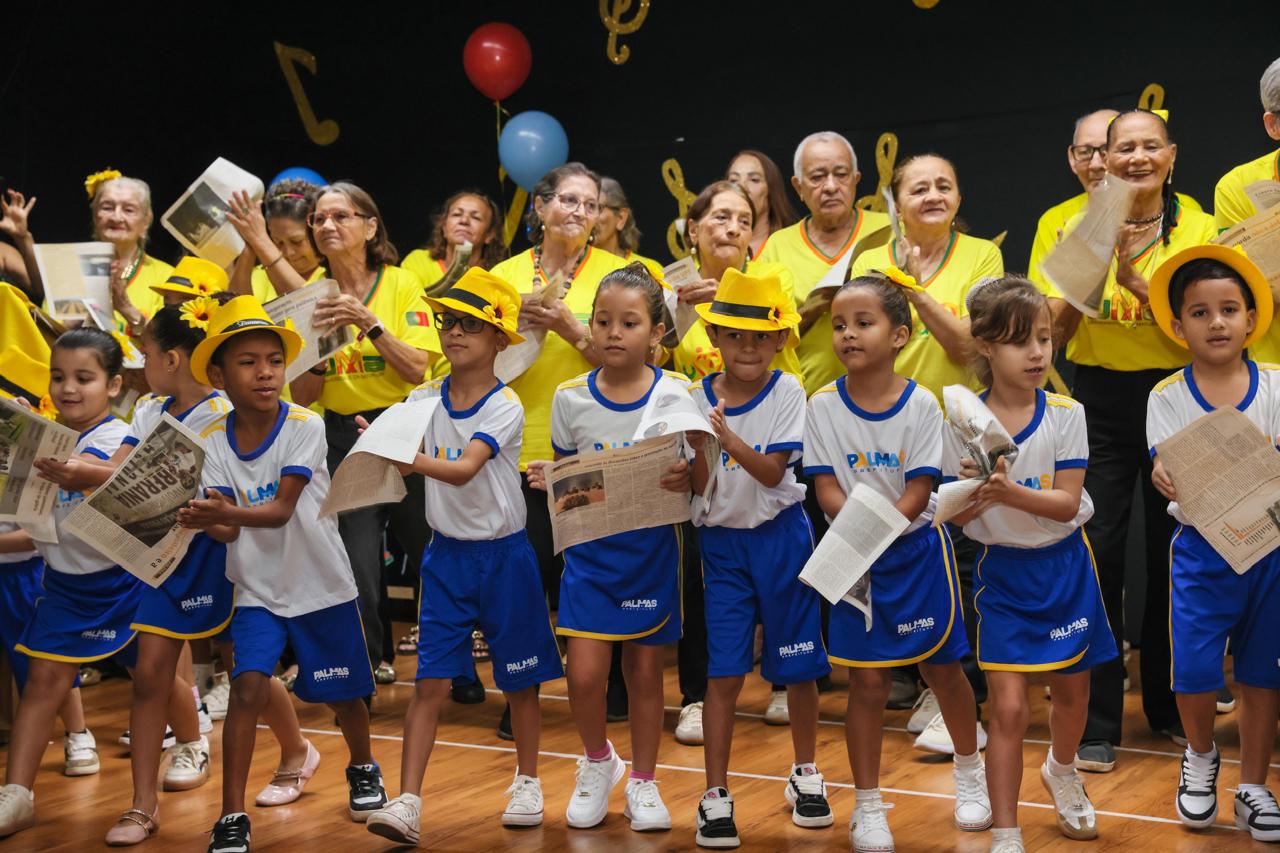 Com três canções interpretadas com o auxílio sonoro de papéis, as crianças do Cmei e os idosos contagiaram o público presente que levantou das cadeiras e entoou com a Orquestra de Papel às melodias