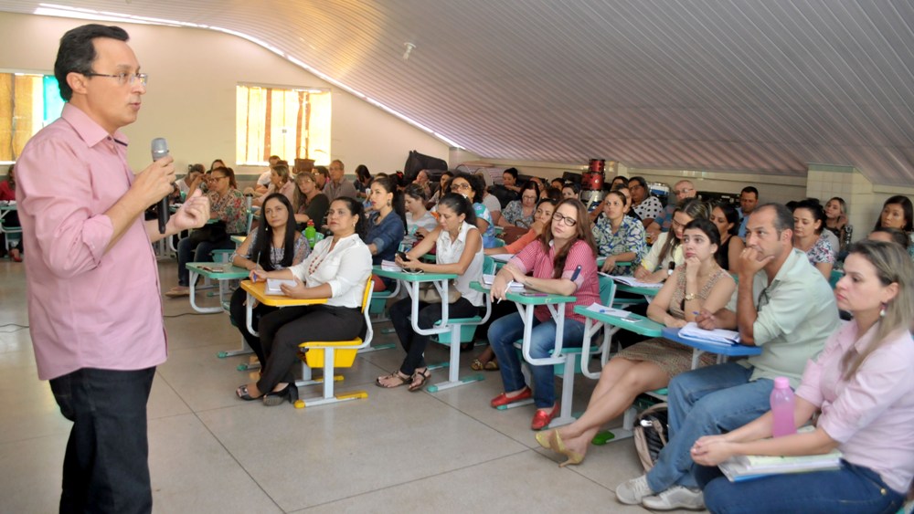Em reunião pedagógica com diretores de escolas, secretário expõe pautas de reivindicações do Sindicato