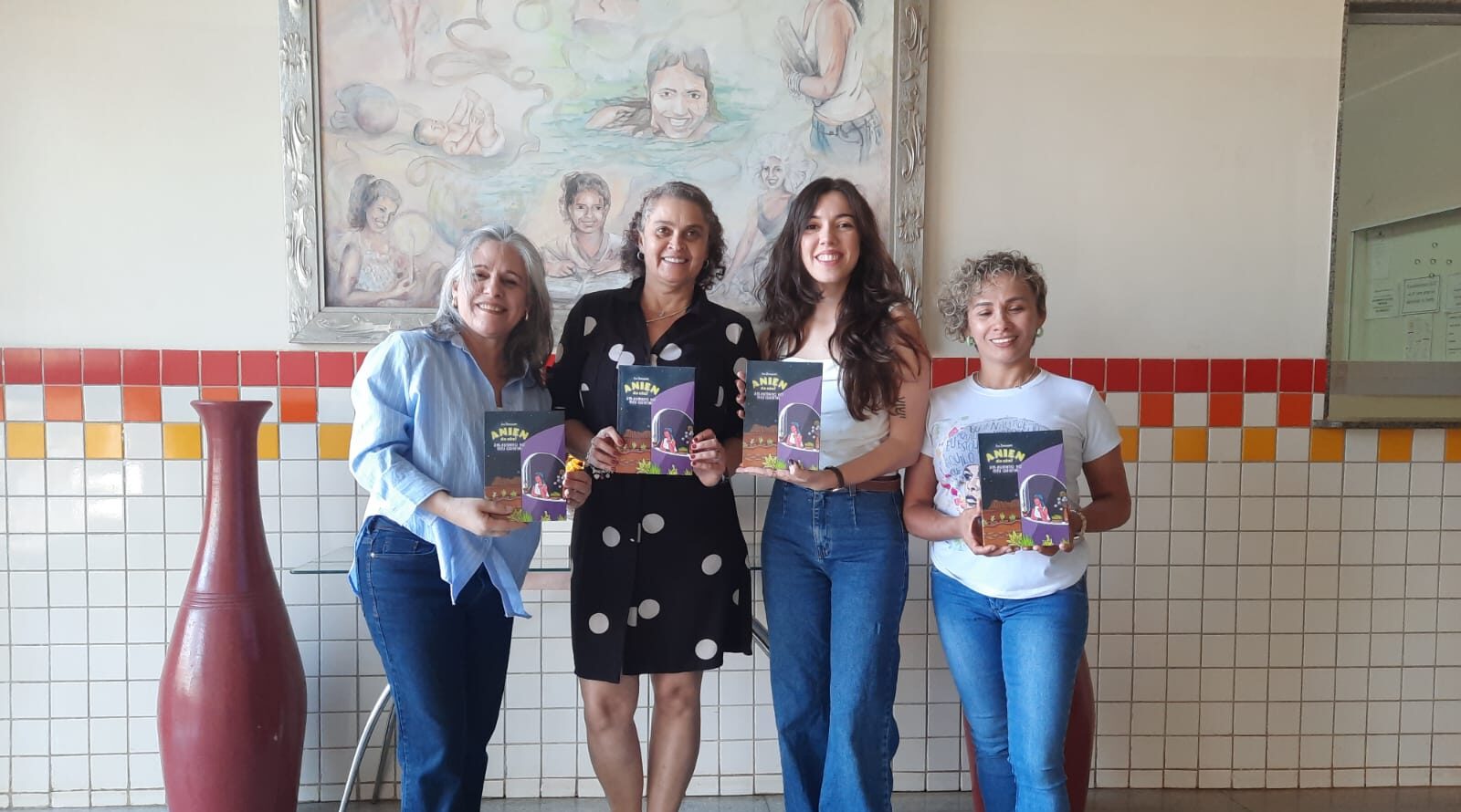 Ex-aluna da rede municipal entrega exemplares de seu livro à escola que contribuiu para sua formação