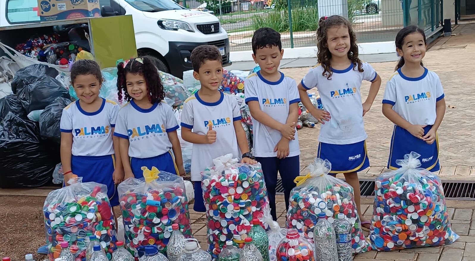 Crianças do Cmei Matheus Henrique entregam ao Hospital do Amor lacres e tampinhas arrecadadas durante ação socioambiental