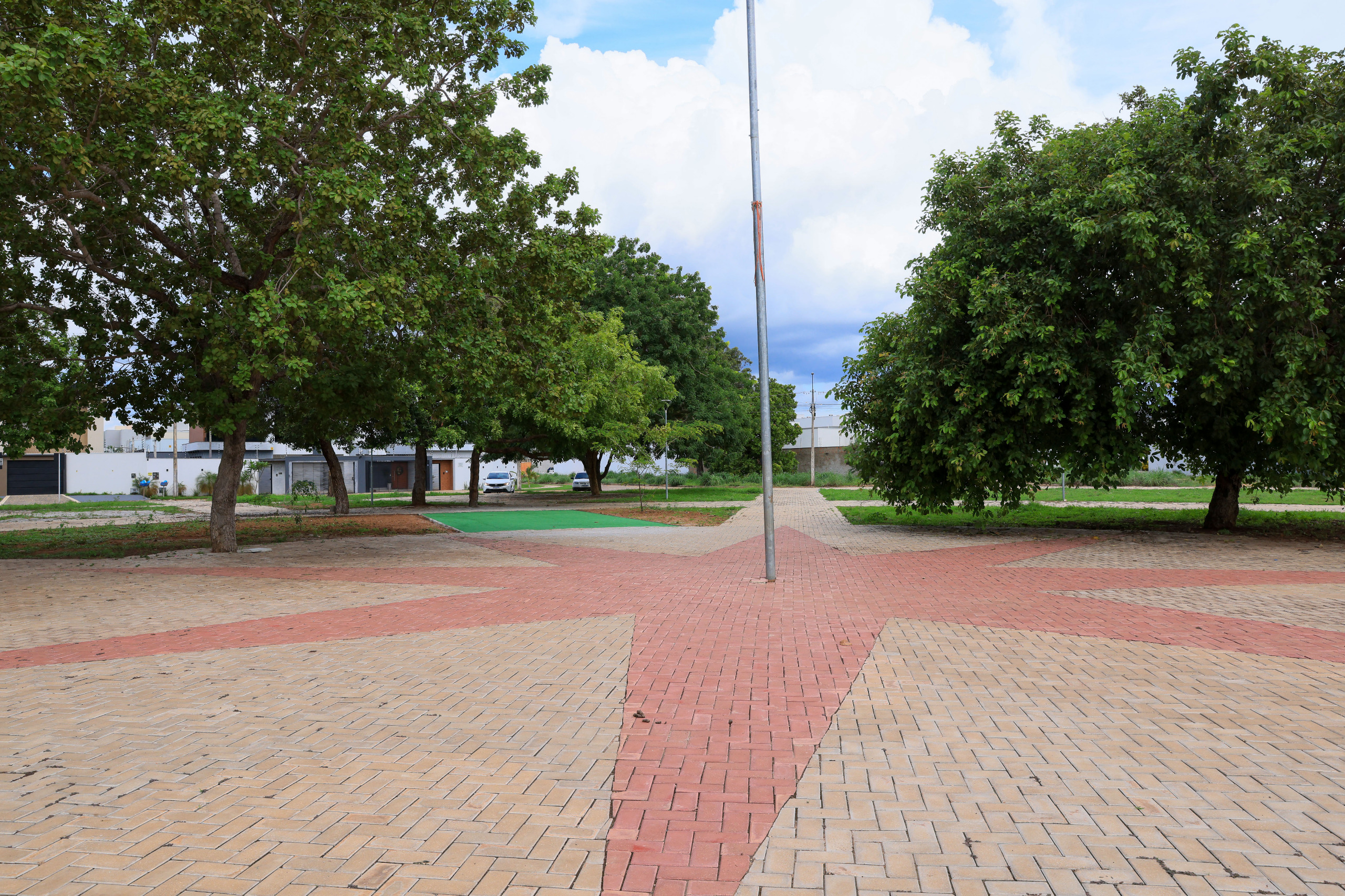 Praças limpas e arborizadas são mantidas com a colaboração dos moradores