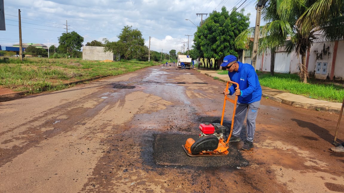 Prefeitura de Palmas realiza serviço de tapa-buracos, roçagem e limpeza em avenidas, quadras e praças nesta segunda, 17