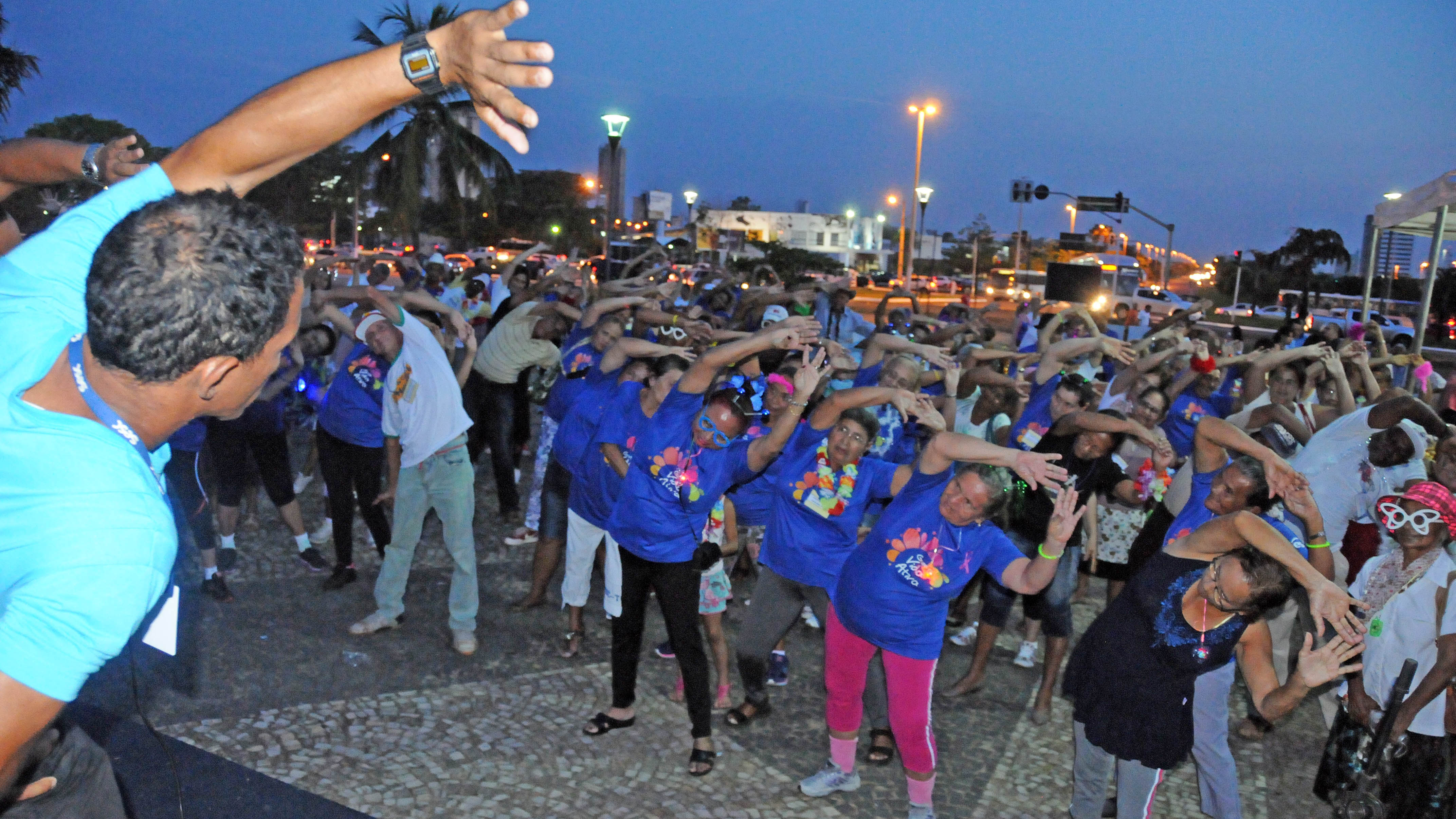Idosos dos CRAS da Capital participam de atividades físicas ao ar livre na Praça dos Girassóis