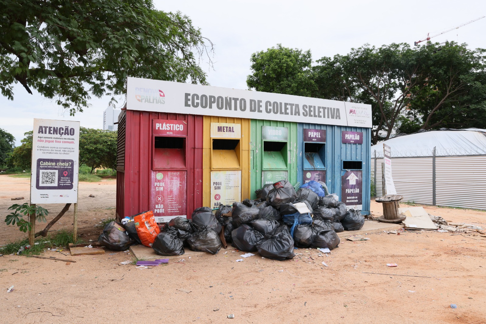 Ecoponto na 202 Sul com resíduos descartados fora dos contêineres