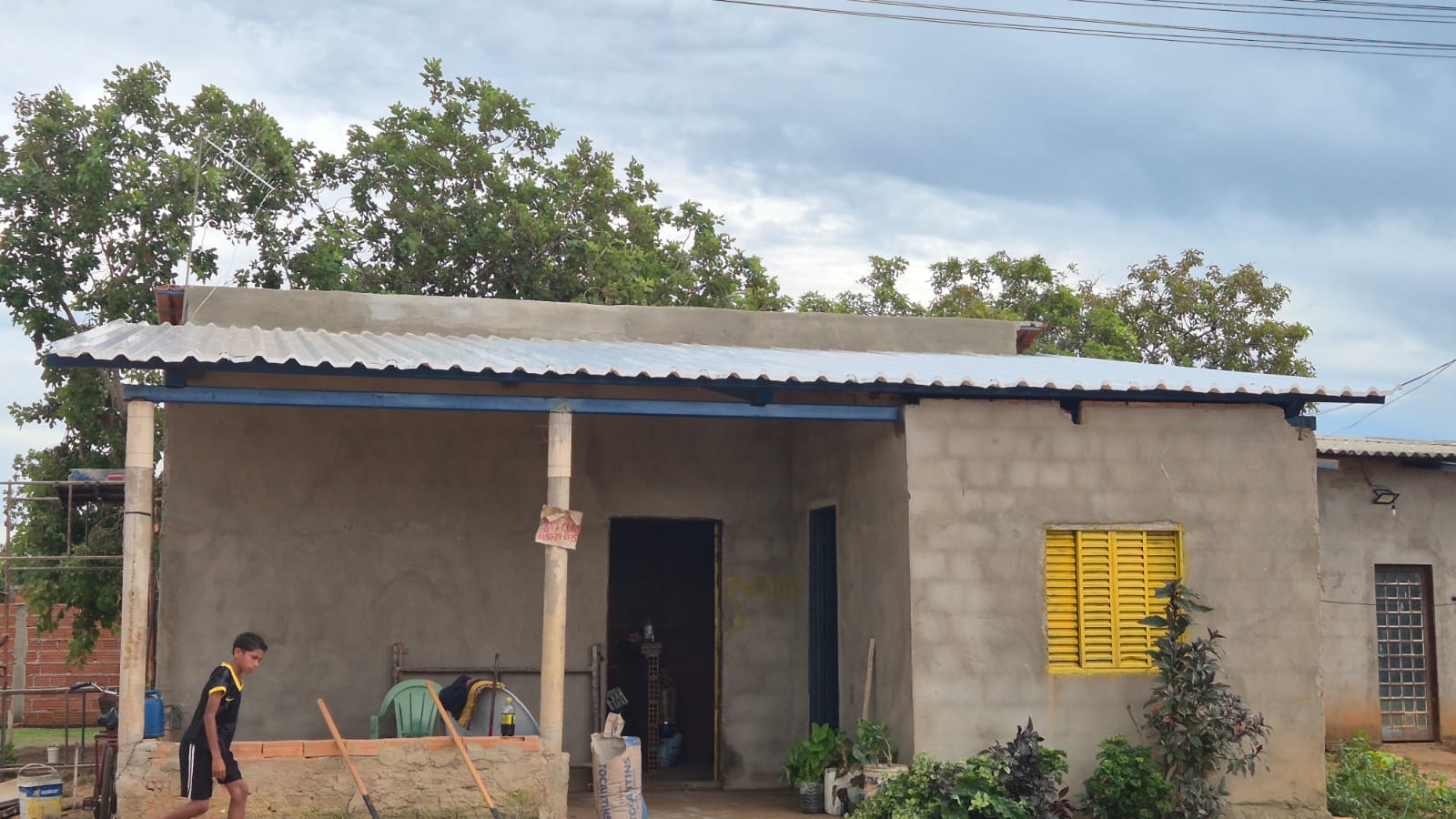 Na Quadra T-34,  residência do seu Domingos Feitosa,  já teve  os telhados reforçados com a substituição de telhas danificadas.