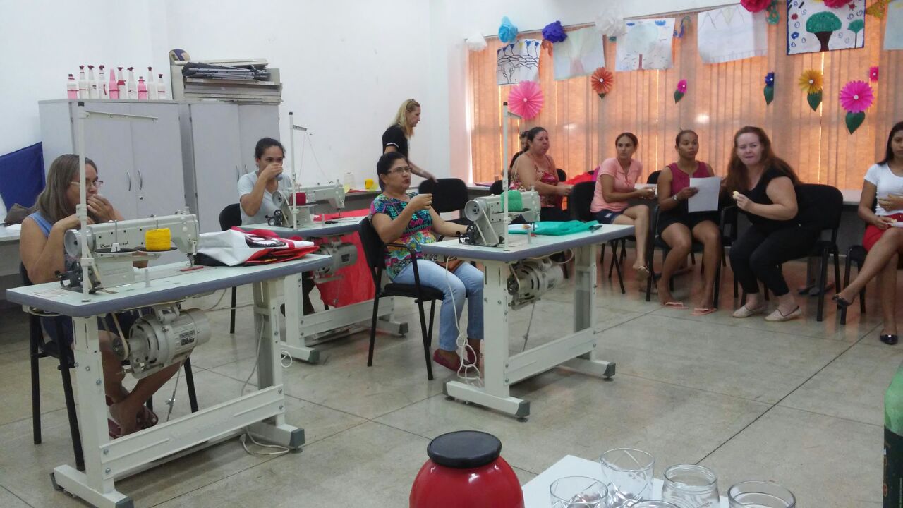 Ainda há vagas para oficina que transforma lonas em sacolas sustentáveis no Cras Morada do Sol