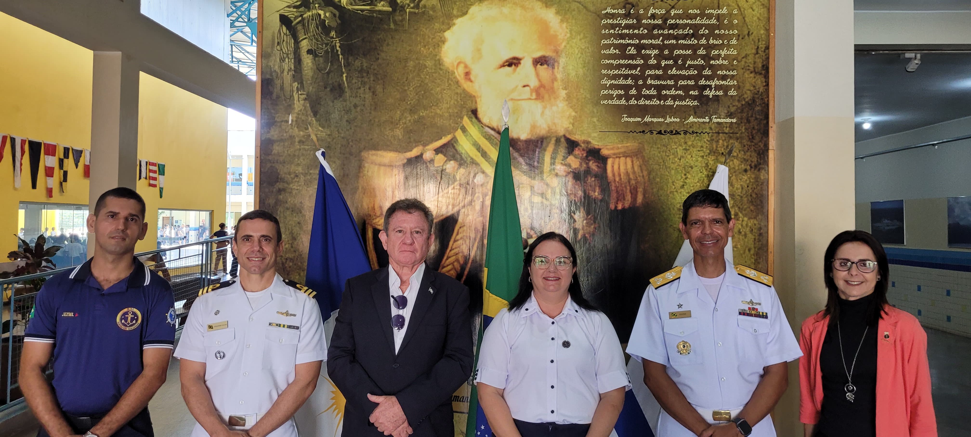 Recepcionado pela equipe gestora e estudantes da ETI, o vice-almirante Heine foi convidado a percorrer as instalações da unidade