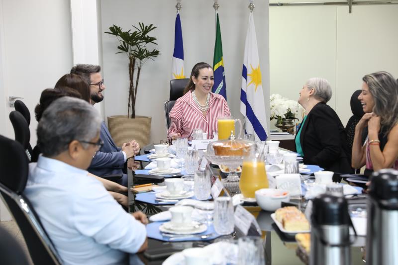 Prefeita Cinthia recebe equipe do governo federal para tratar da inauguração da Casa da Mulher Brasileira