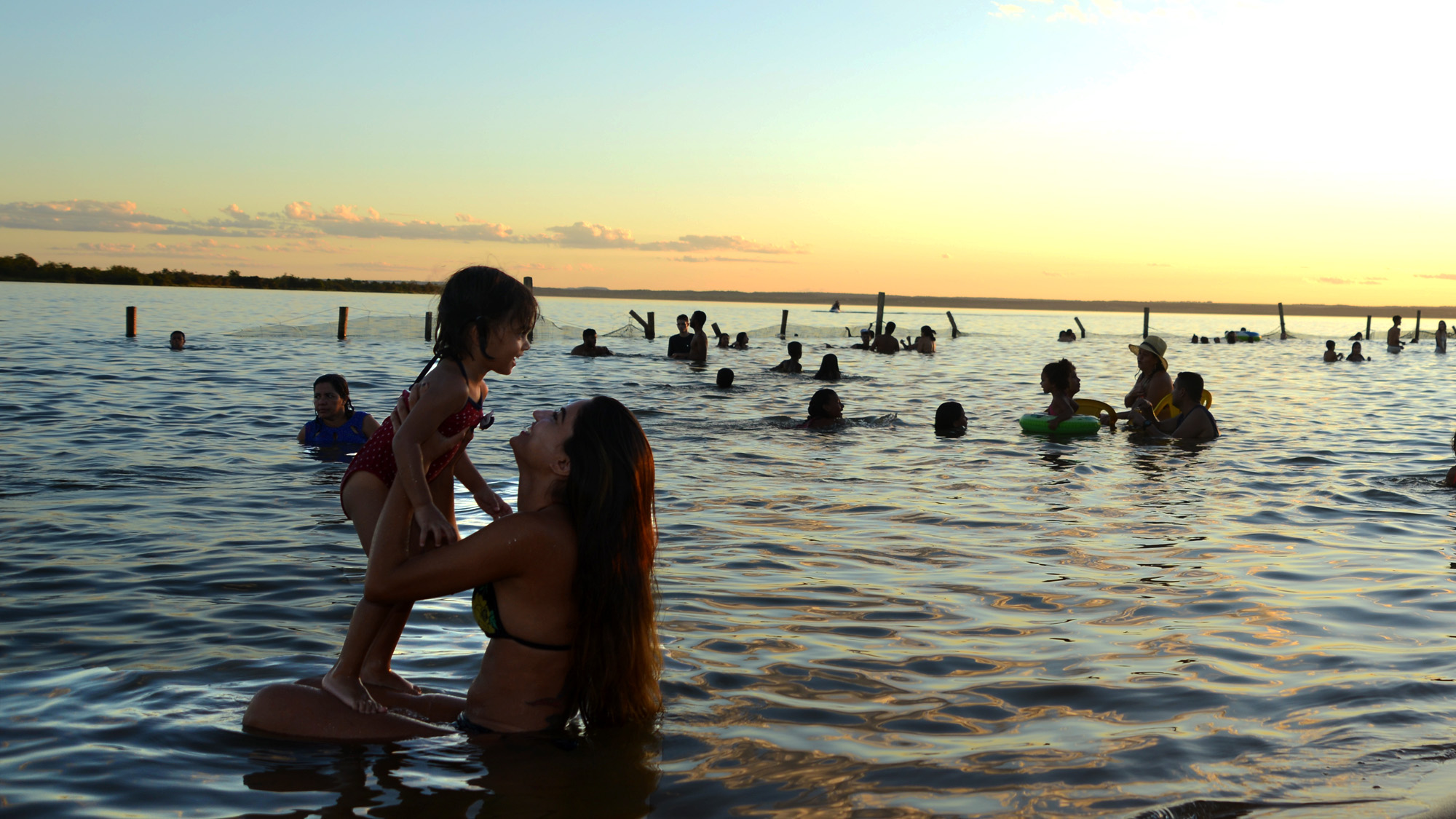 Palmenses e turistas aproveitam domingo de sol nas praias do Caju e das Arnos