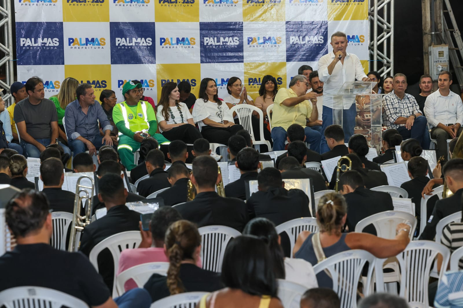 Prefeito durante discurso de inauguração com a presença da comunidade na Arse 132