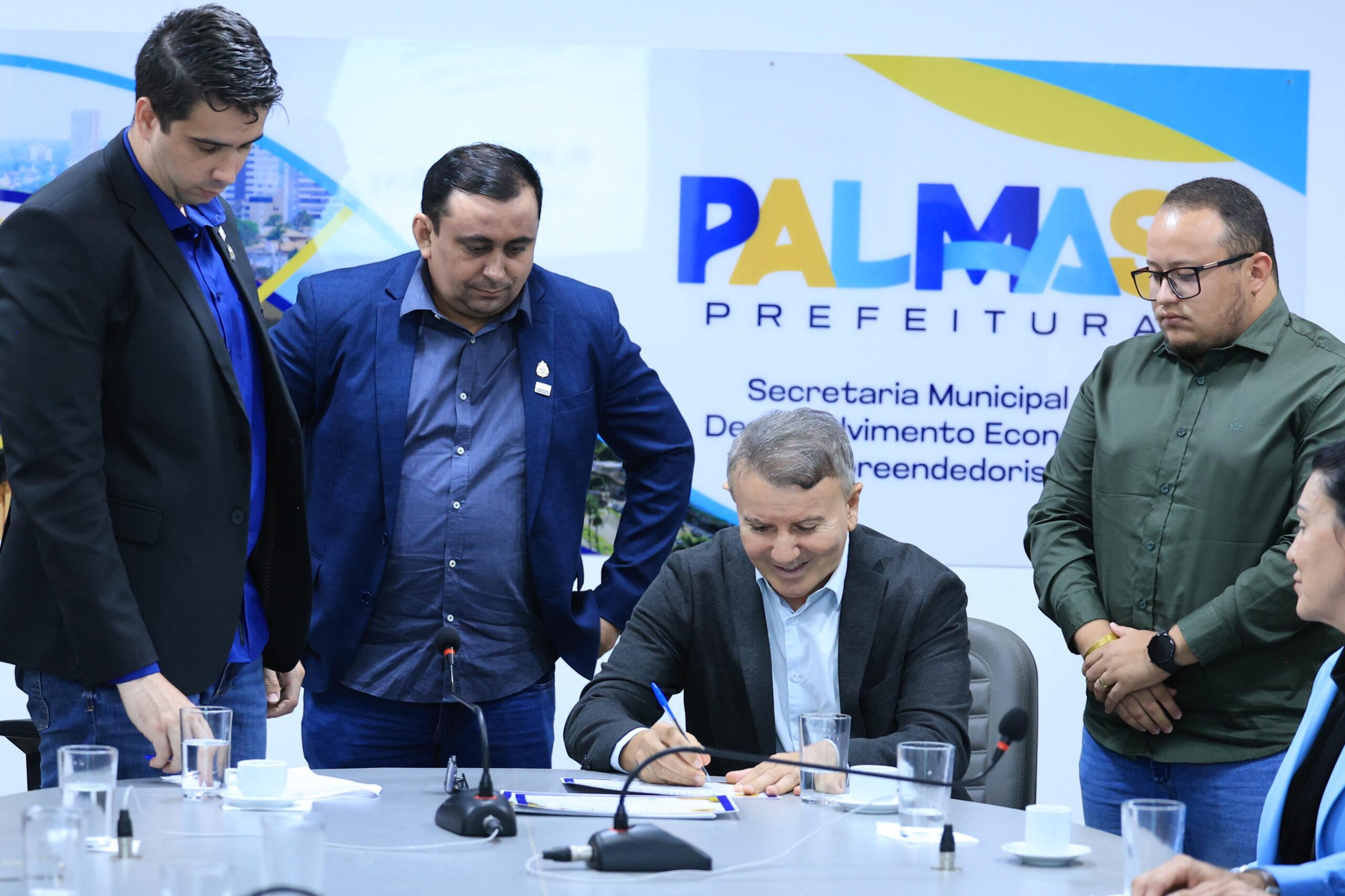 Prefeito Eduardo Siqueira Campos empossa novos membros do Conselho de Trabalho, Emprego e Renda