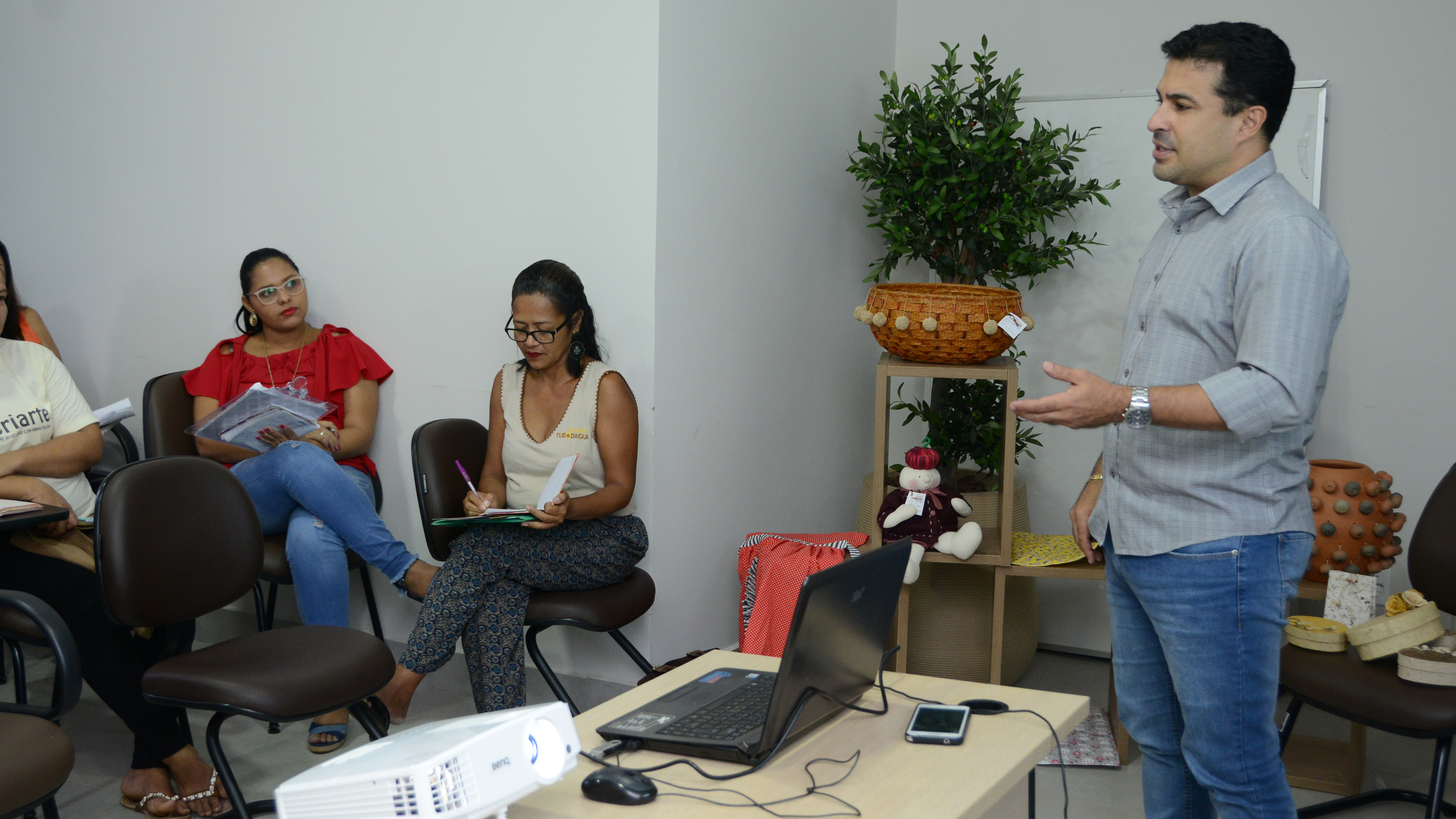 Artesãos e produtores da economia solidária discutem formato de exposição no Espaço Cultural