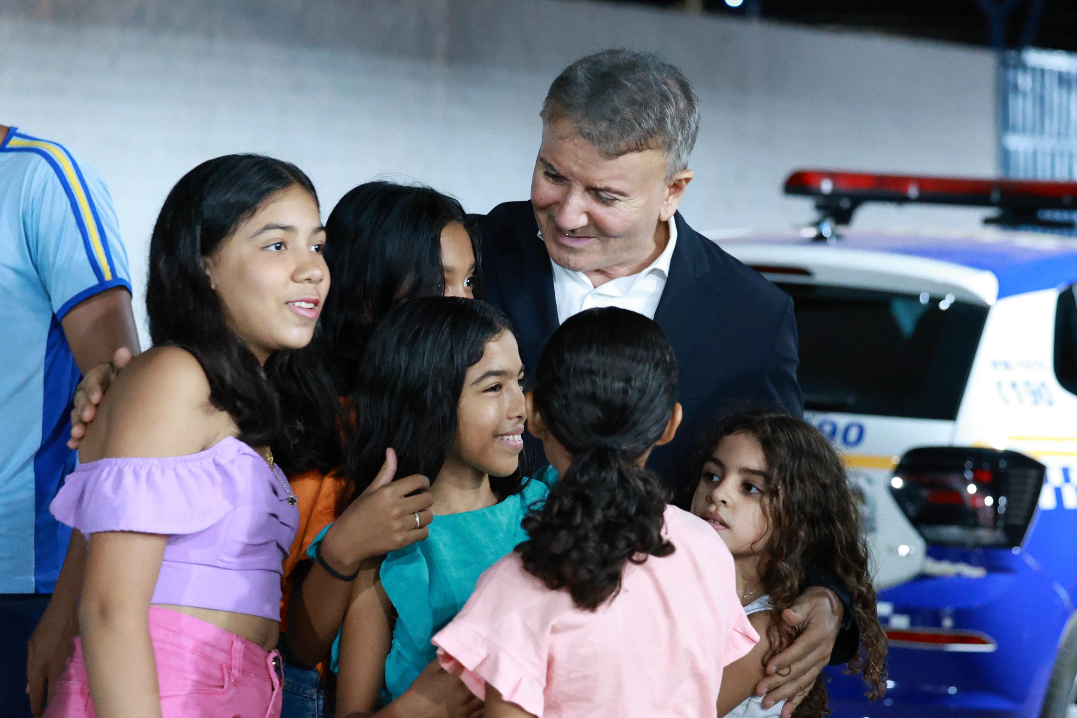 Prefeito recebido por crianças na Escola Cívico-Militar Maria dos Reis Alves Barros, no Taquari