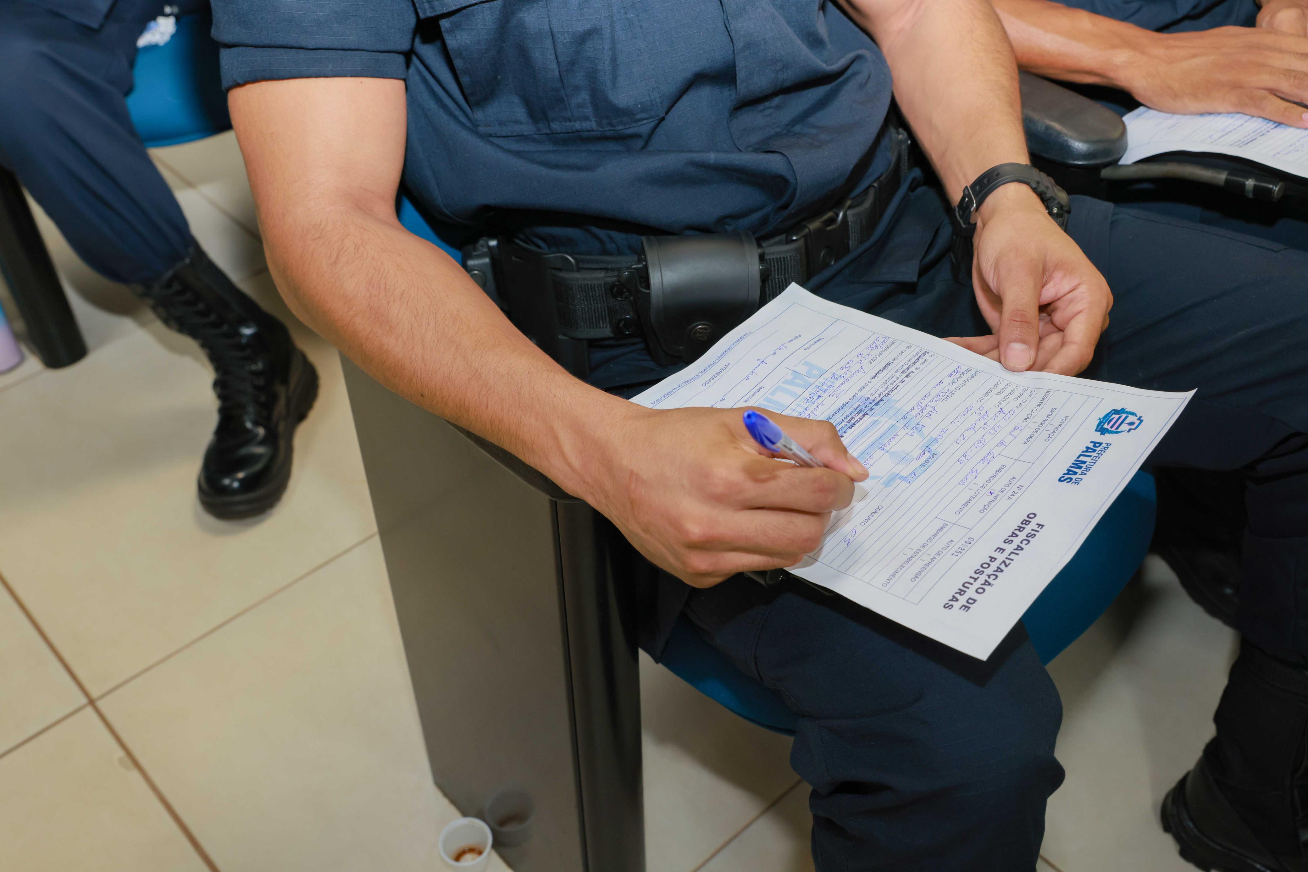 GMP recebe orientações de como preencher auto de infração/notificação sobre pertubação do sossego público. Foto: Francisco Barros