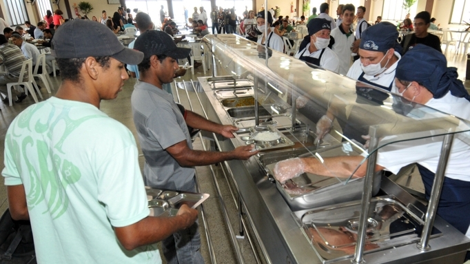 Restaurantes comunitários adotam venda de marmitas durante a pandemia da Covid-19